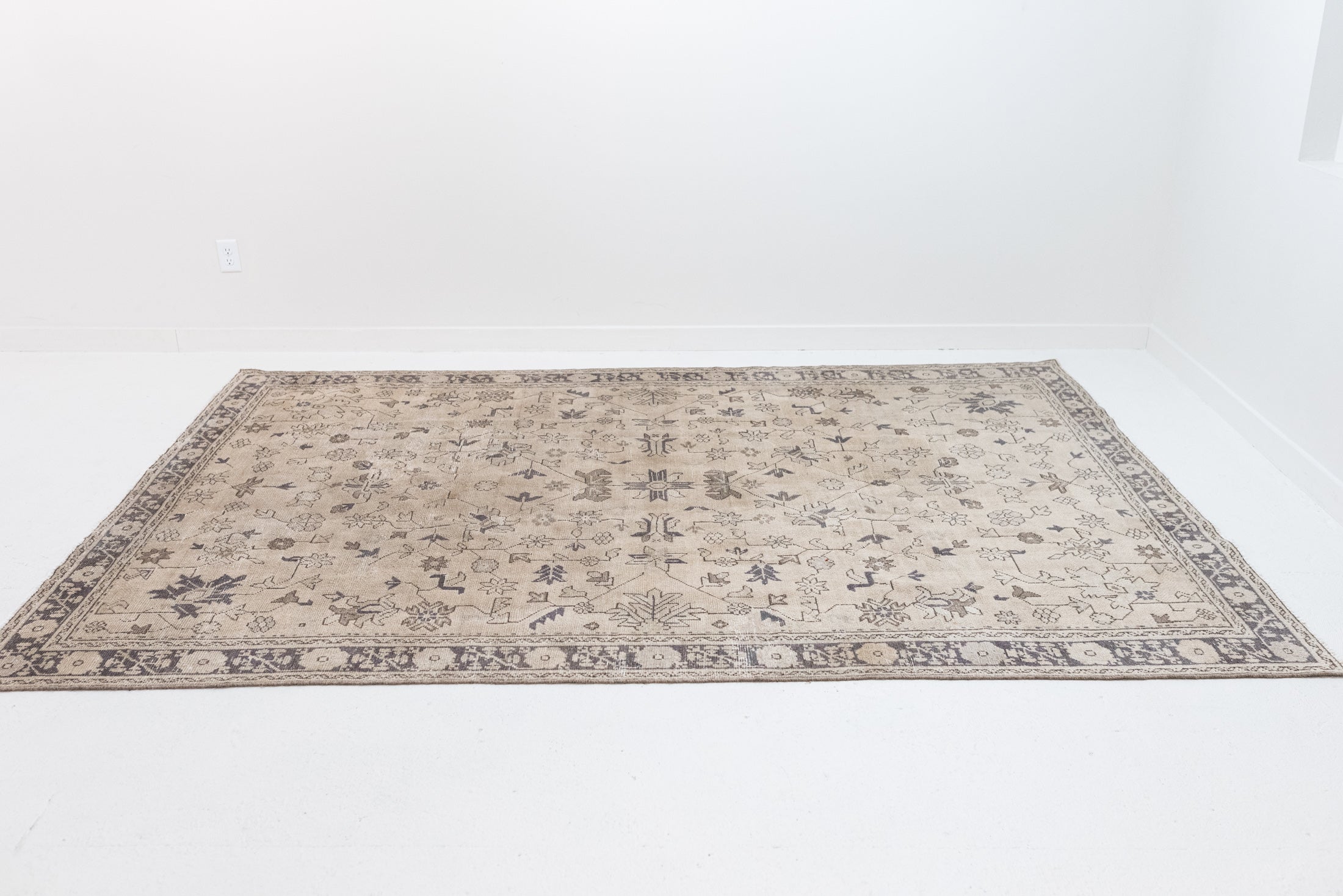 6&#39;10 x 9&#39;10 | Large Neutral Vintage Rug | V-3063