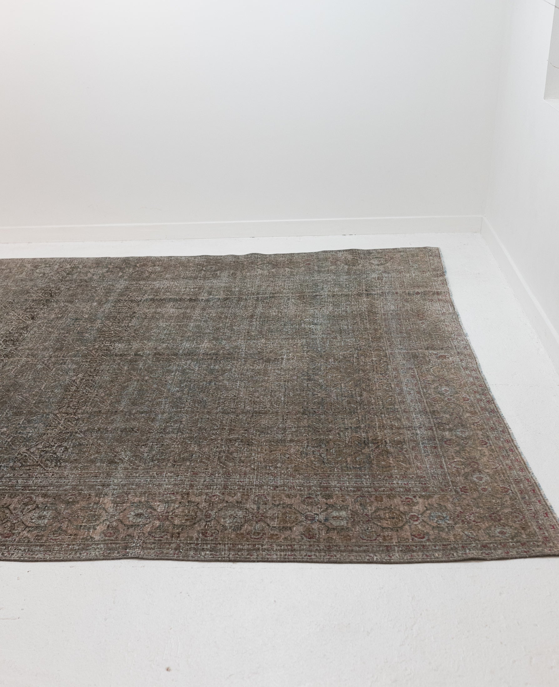 8&#39;2 x 15&#39;0 | Beautiful Large Vintage Rug | L-2988