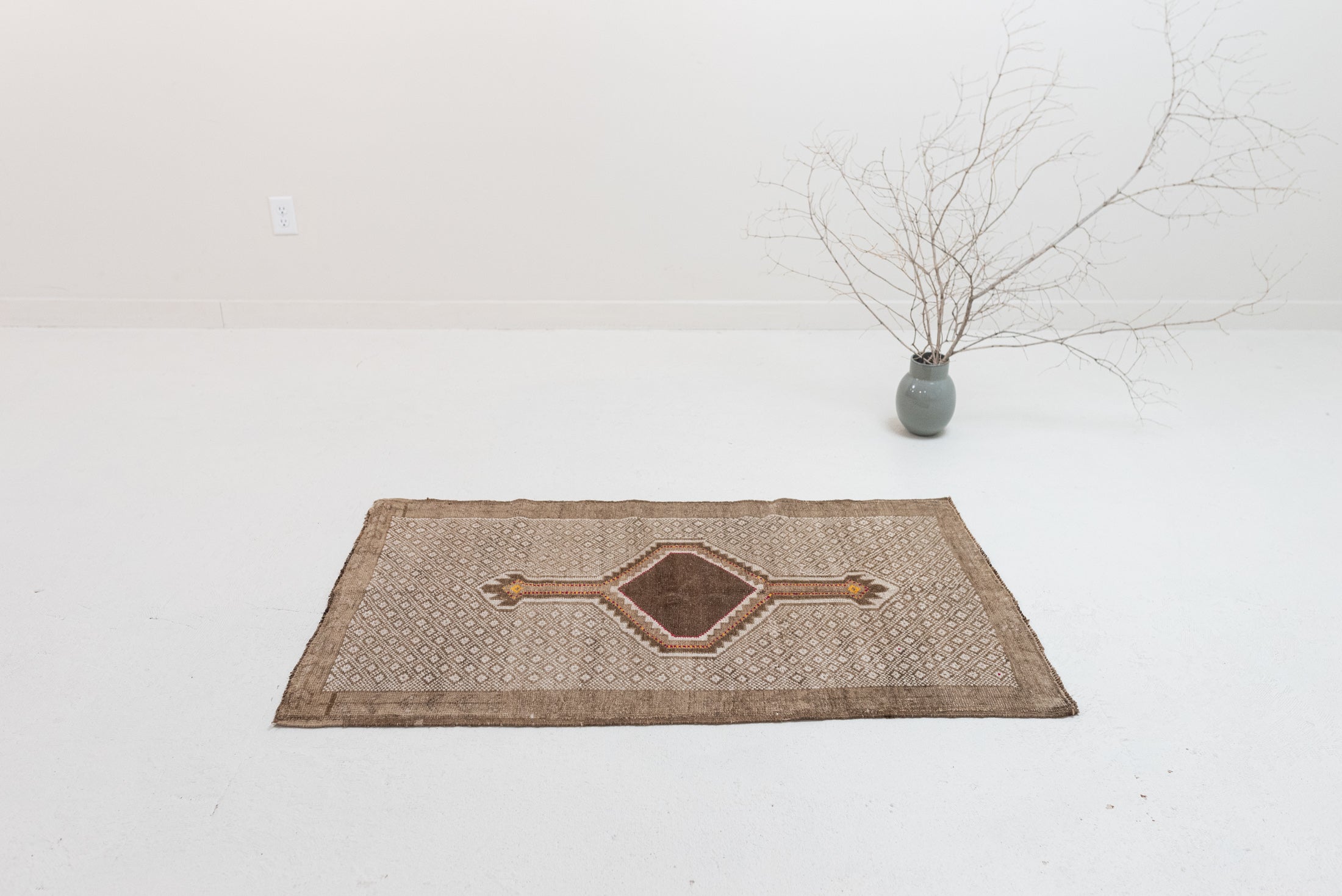 2&#39;9 x 4&#39;7 | Small Neutral Vintage Rug | CE-W-3071