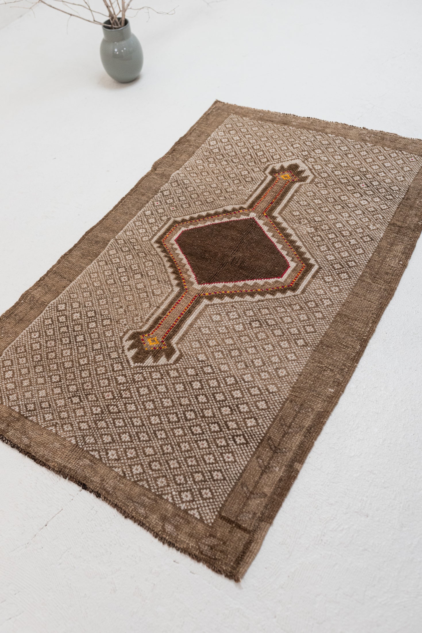 2&#39;9 x 4&#39;7 | Small Neutral Vintage Rug | CE-W-3071