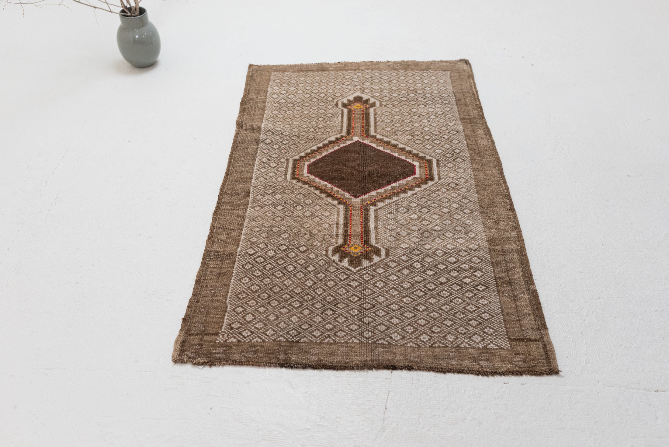 2&#39;9 x 4&#39;7 | Small Neutral Vintage Rug | CE-W-3071