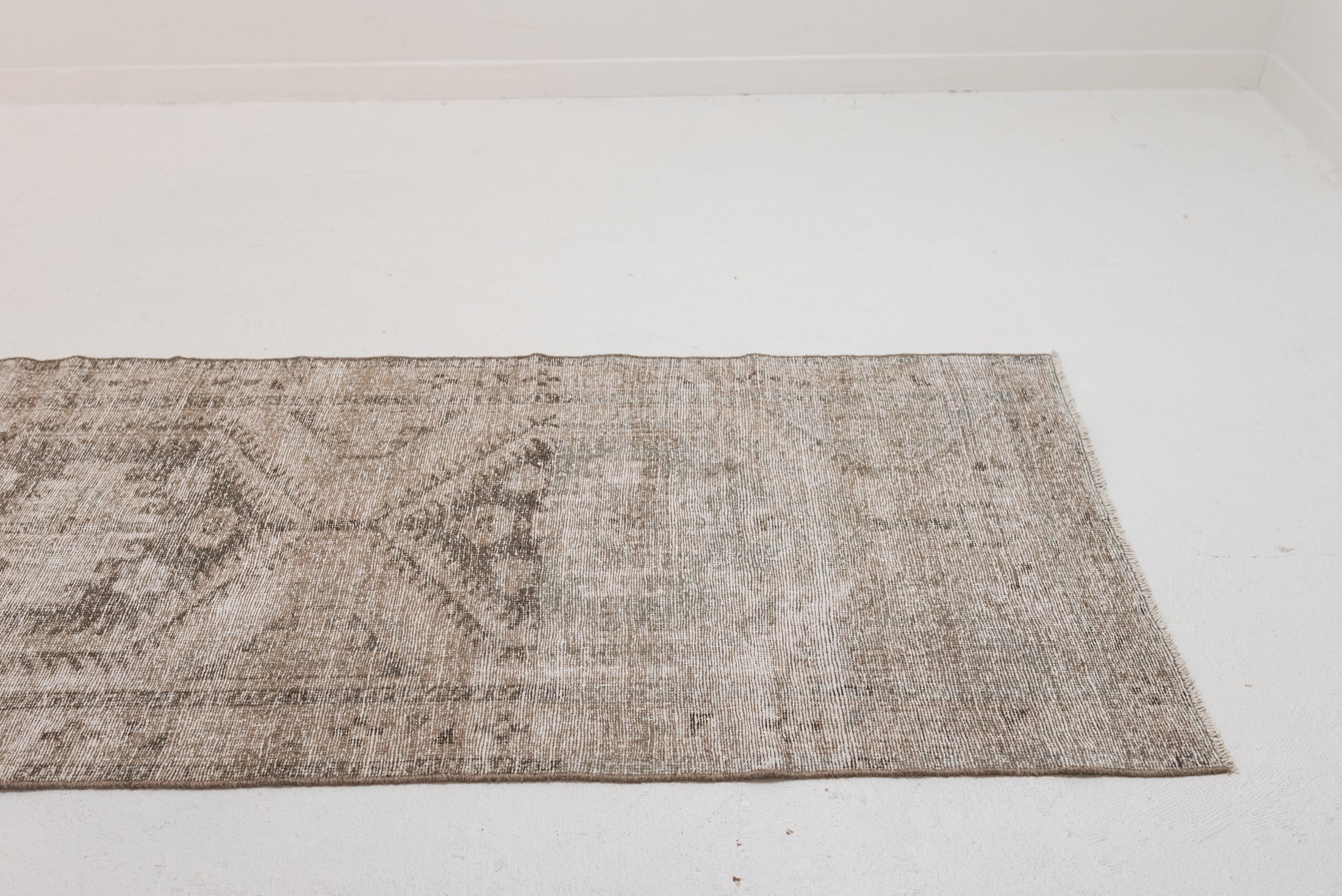 3&#39;1 x 10&#39;2 | Distressed Malayer Runner | R-3081