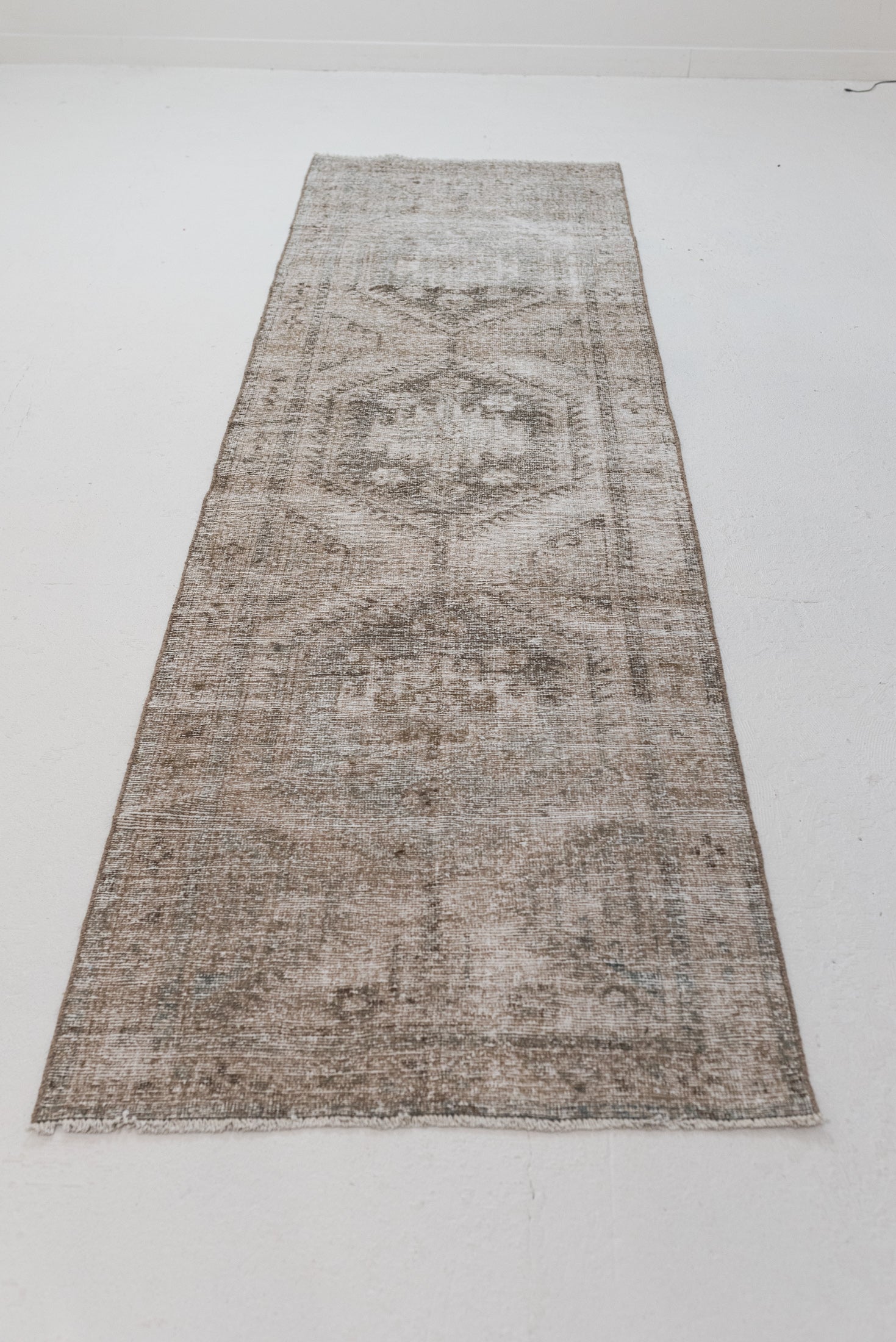 3&#39;1 x 10&#39;2 | Distressed Malayer Runner | R-3081