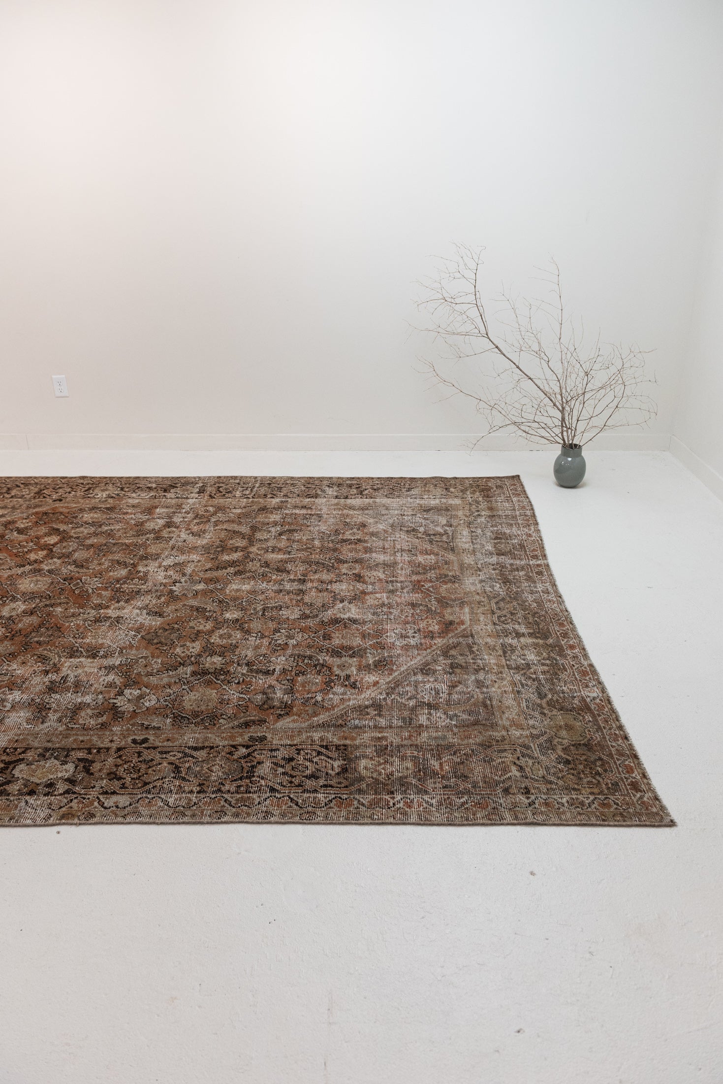 8&#39;5 x 10&#39;1 | Extra Large Distressed Mahal Rug |  L-3100