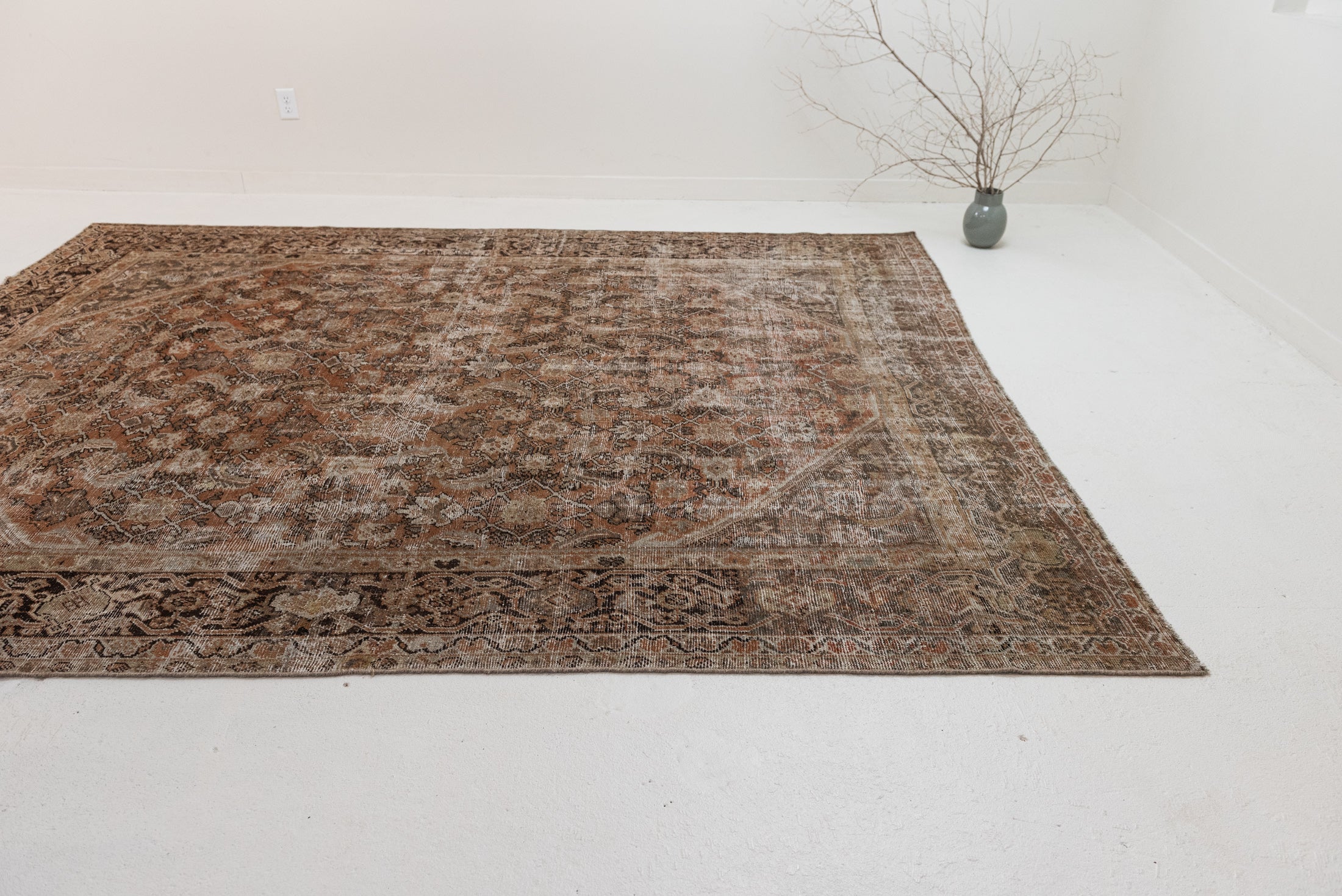 8&#39;5 x 10&#39;1 | Extra Large Distressed Mahal Rug |  L-3100