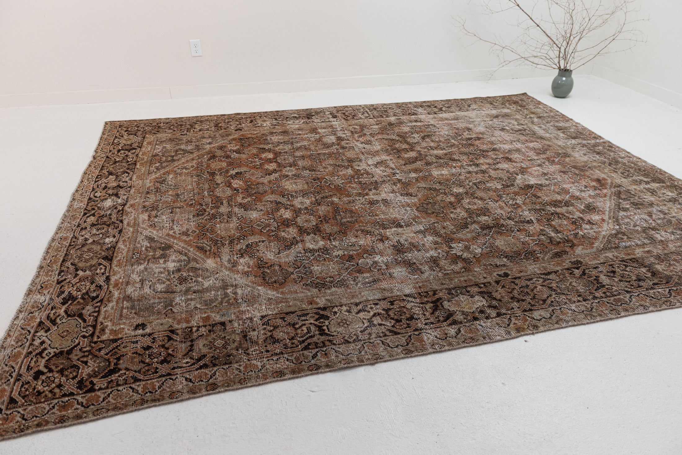 8&#39;5 x 10&#39;1 | Extra Large Distressed Mahal Rug |  L-3100