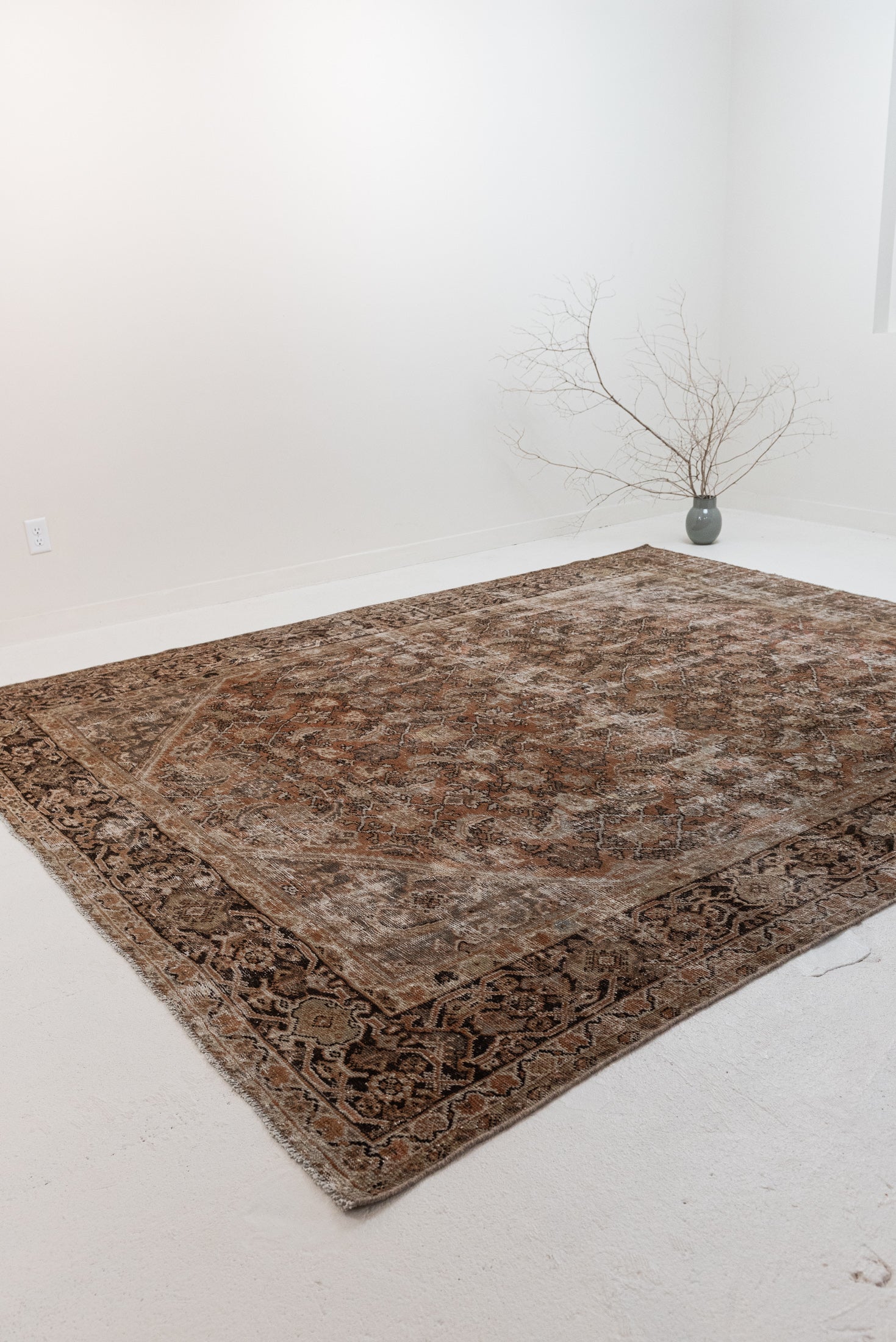 8&#39;5 x 10&#39;1 | Extra Large Distressed Mahal Rug |  L-3100