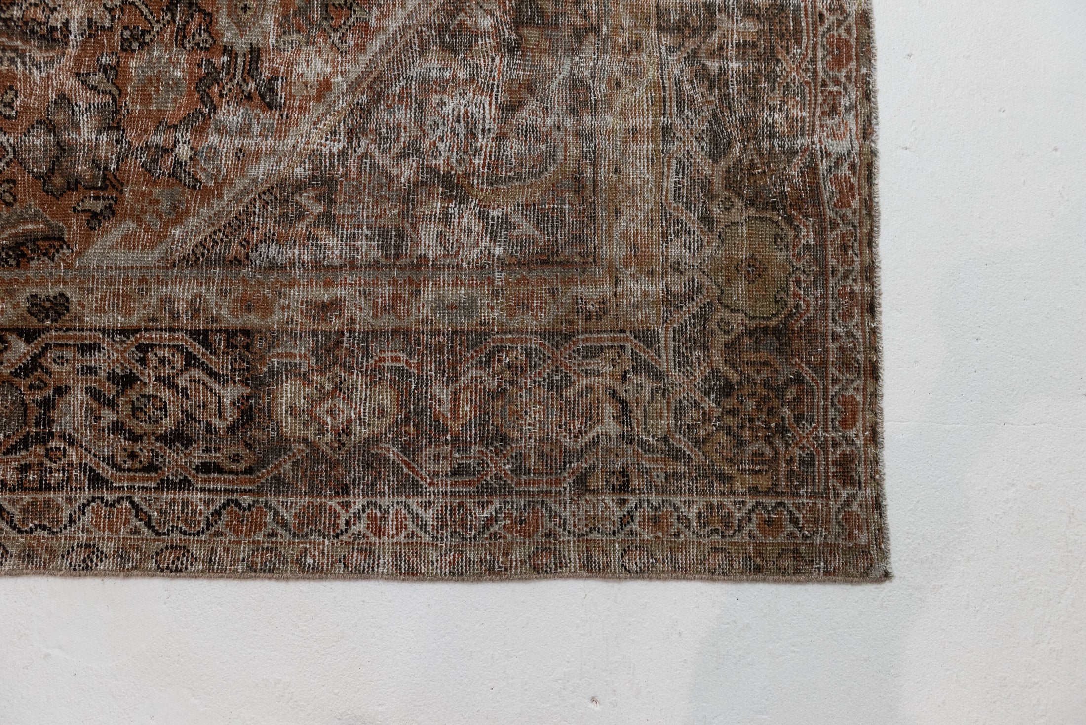 8&#39;5 x 10&#39;1 | Extra Large Distressed Mahal Rug |  L-3100