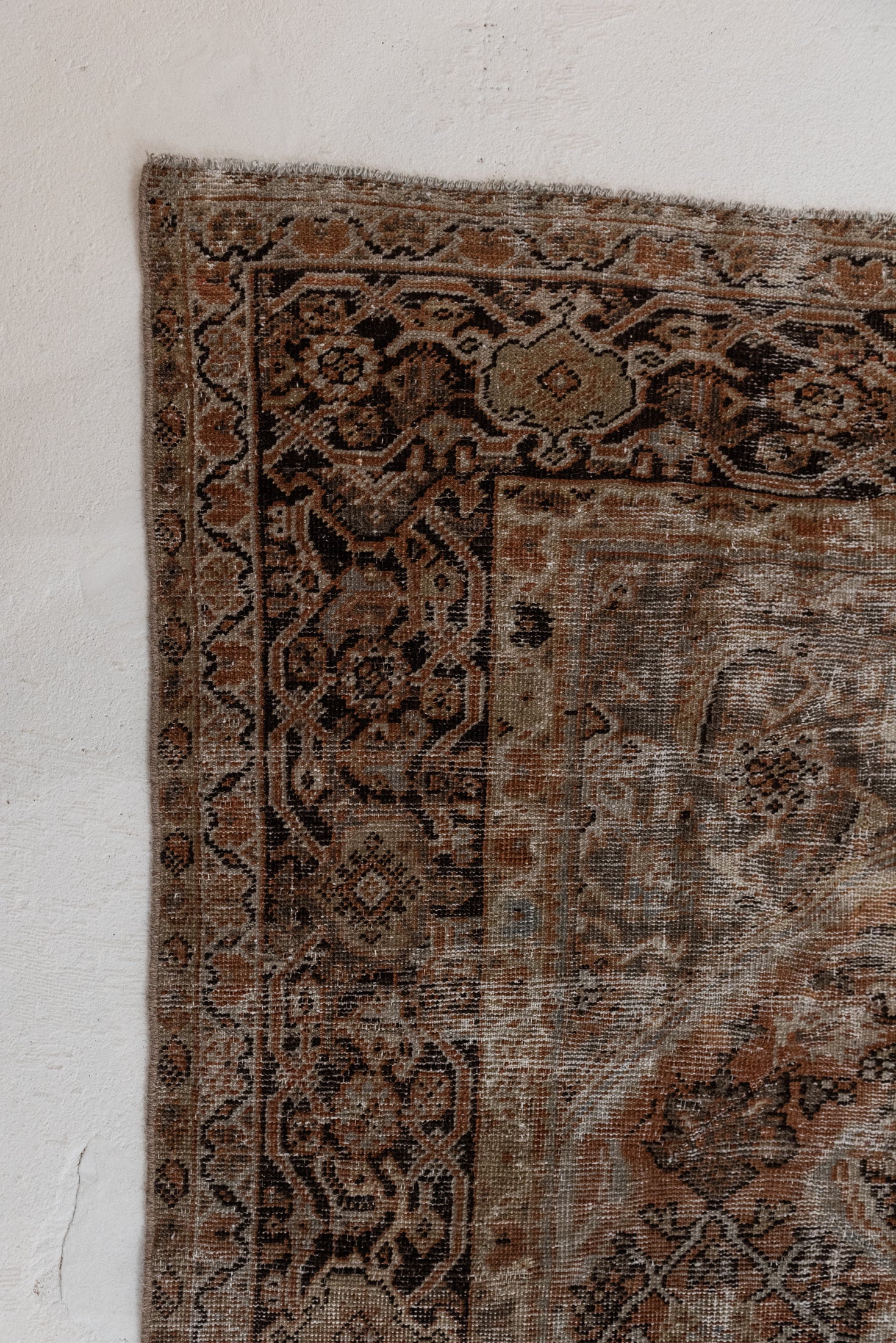 8&#39;5 x 10&#39;1 | Extra Large Distressed Mahal Rug |  L-3100