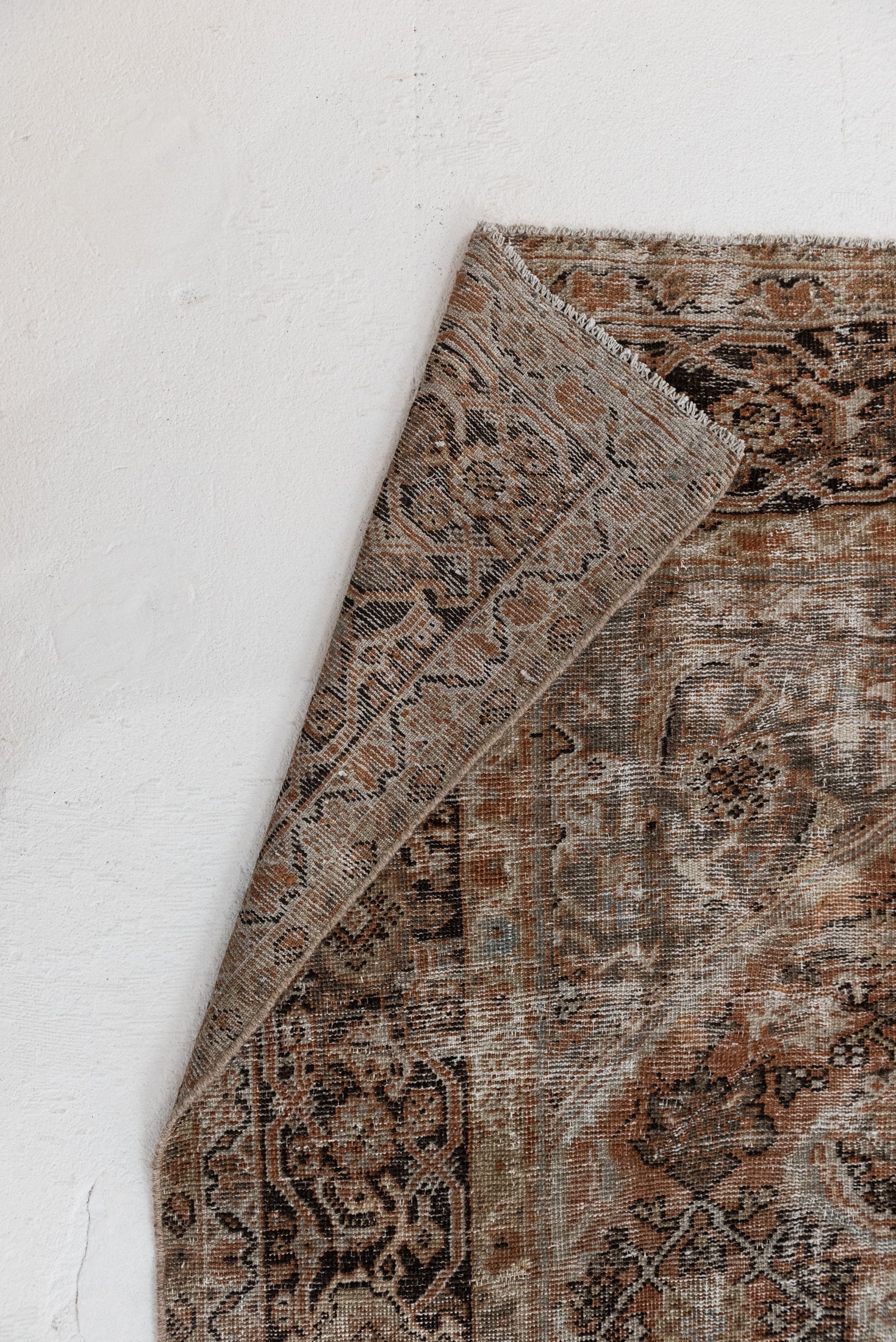 8&#39;5 x 10&#39;1 | Extra Large Distressed Mahal Rug |  L-3100