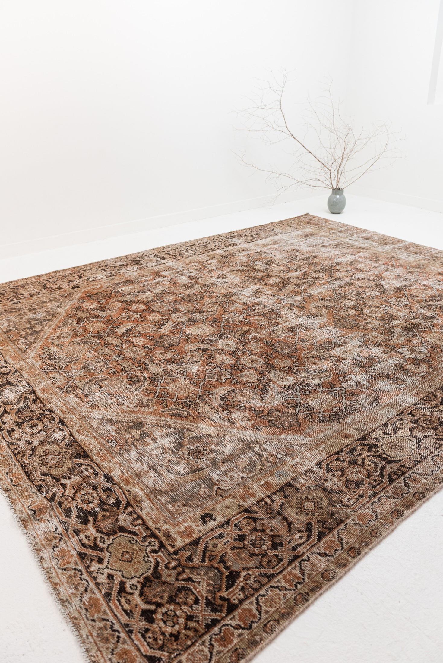 8&#39;5 x 10&#39;1 | Extra Large Distressed Mahal Rug |  L-3100