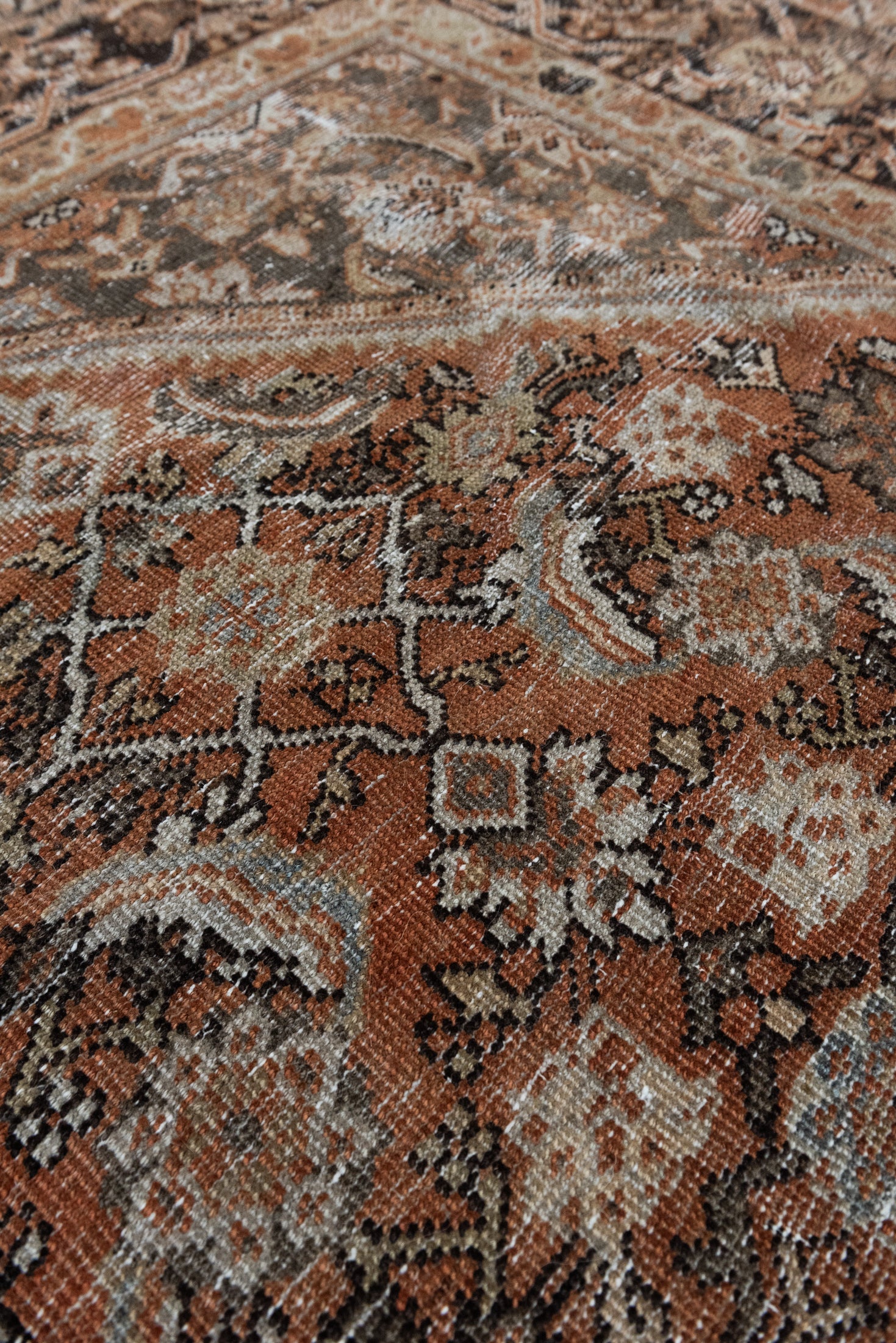 8&#39;5 x 10&#39;1 | Extra Large Distressed Mahal Rug |  L-3100