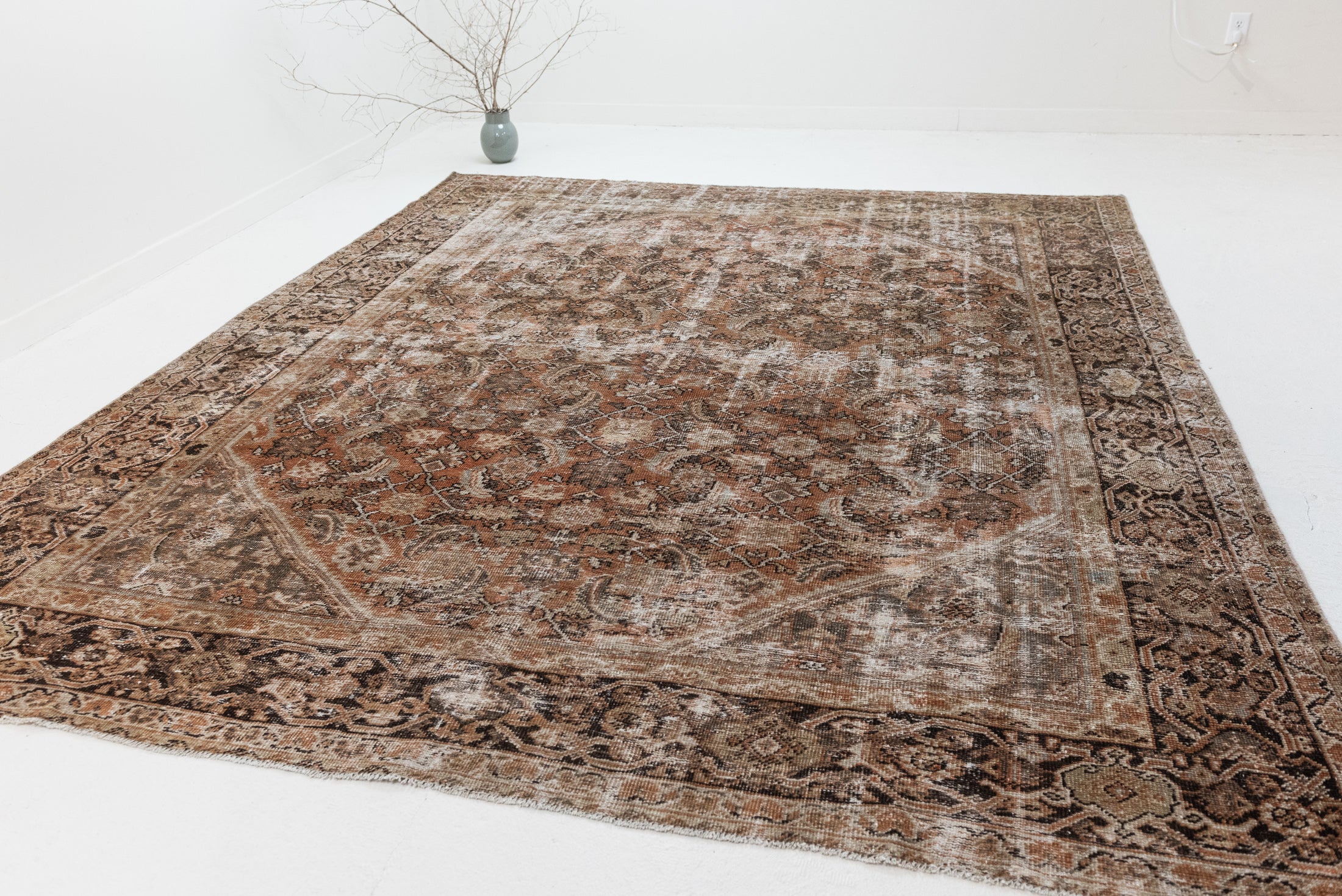 8&#39;5 x 10&#39;1 | Extra Large Distressed Mahal Rug |  L-3100