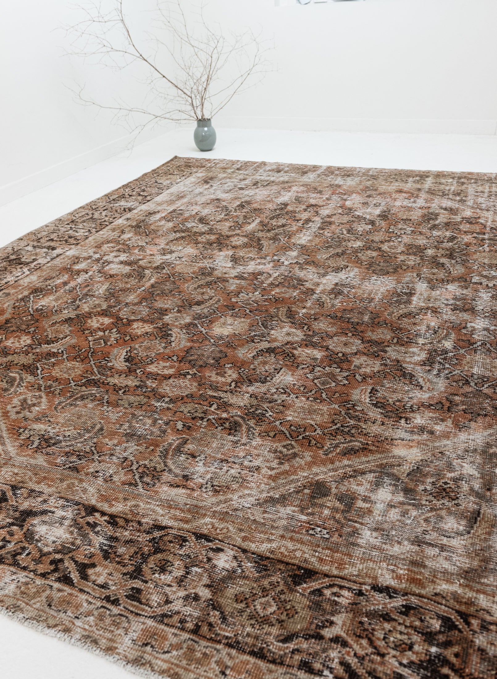 8&#39;5 x 10&#39;1 | Extra Large Distressed Mahal Rug |  L-3100