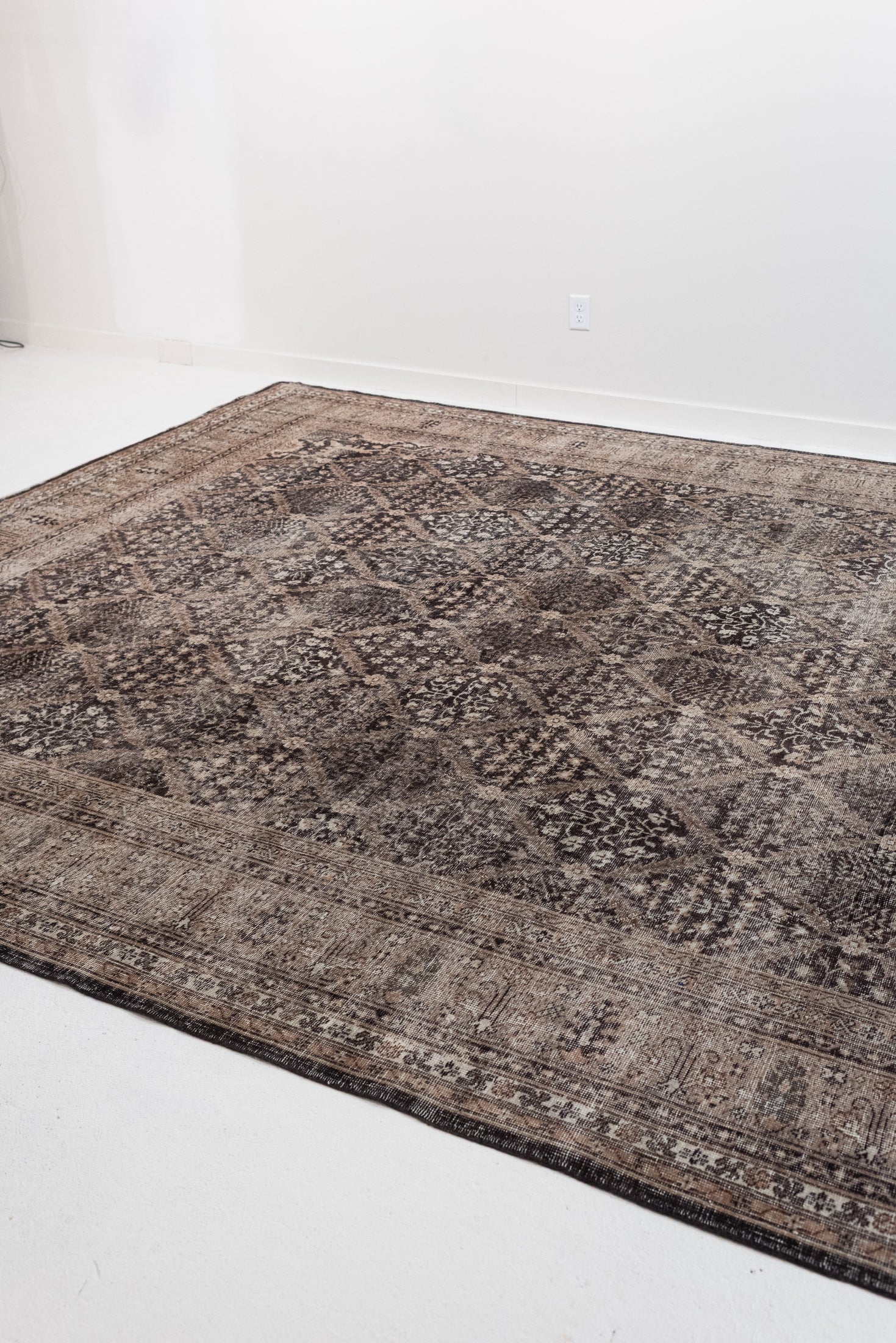 10&#39;5 x 12&#39;9 | Extra Large Dark Vintage Rug | L-3092