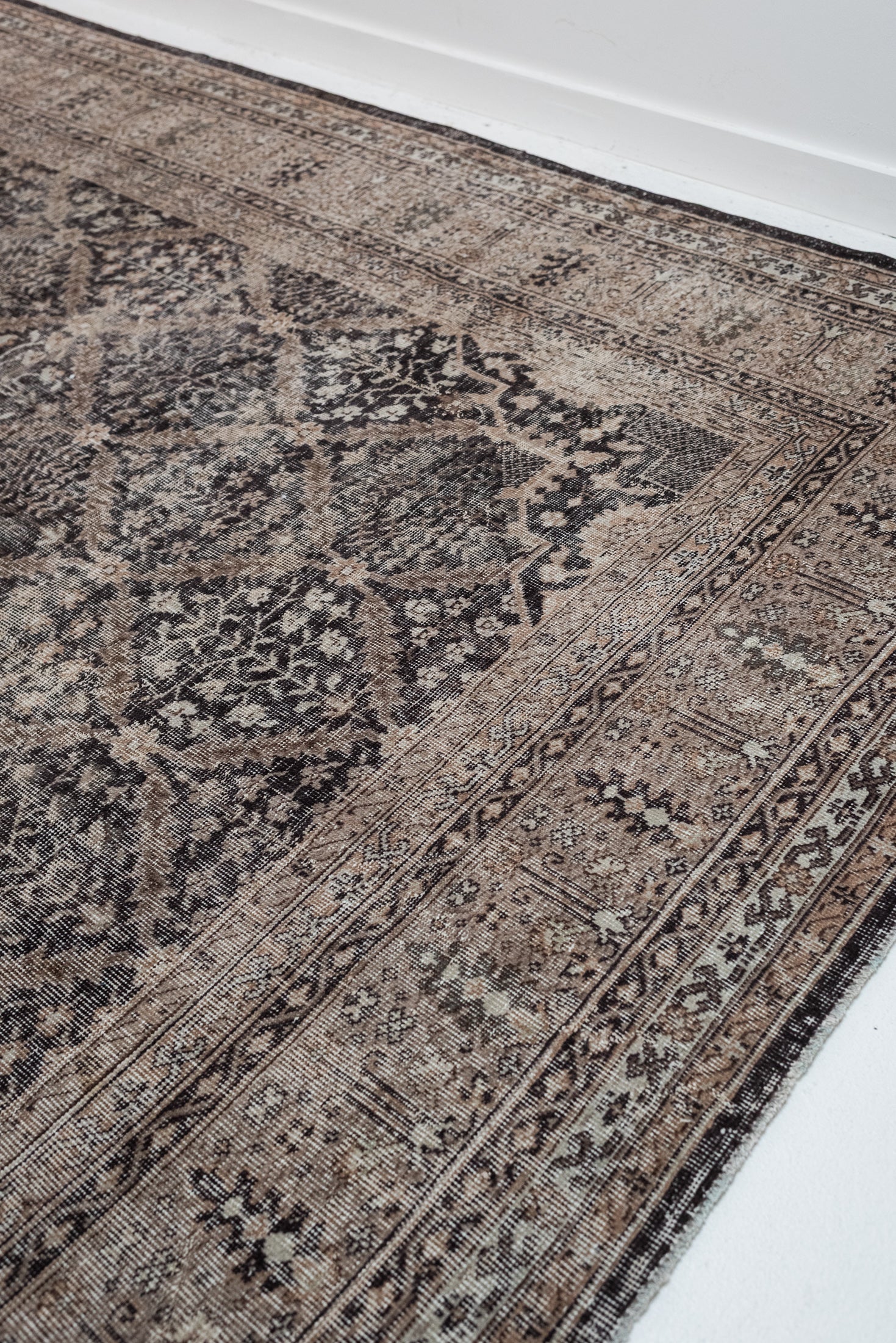 10&#39;5 x 12&#39;9 | Extra Large Dark Vintage Rug | L-3092