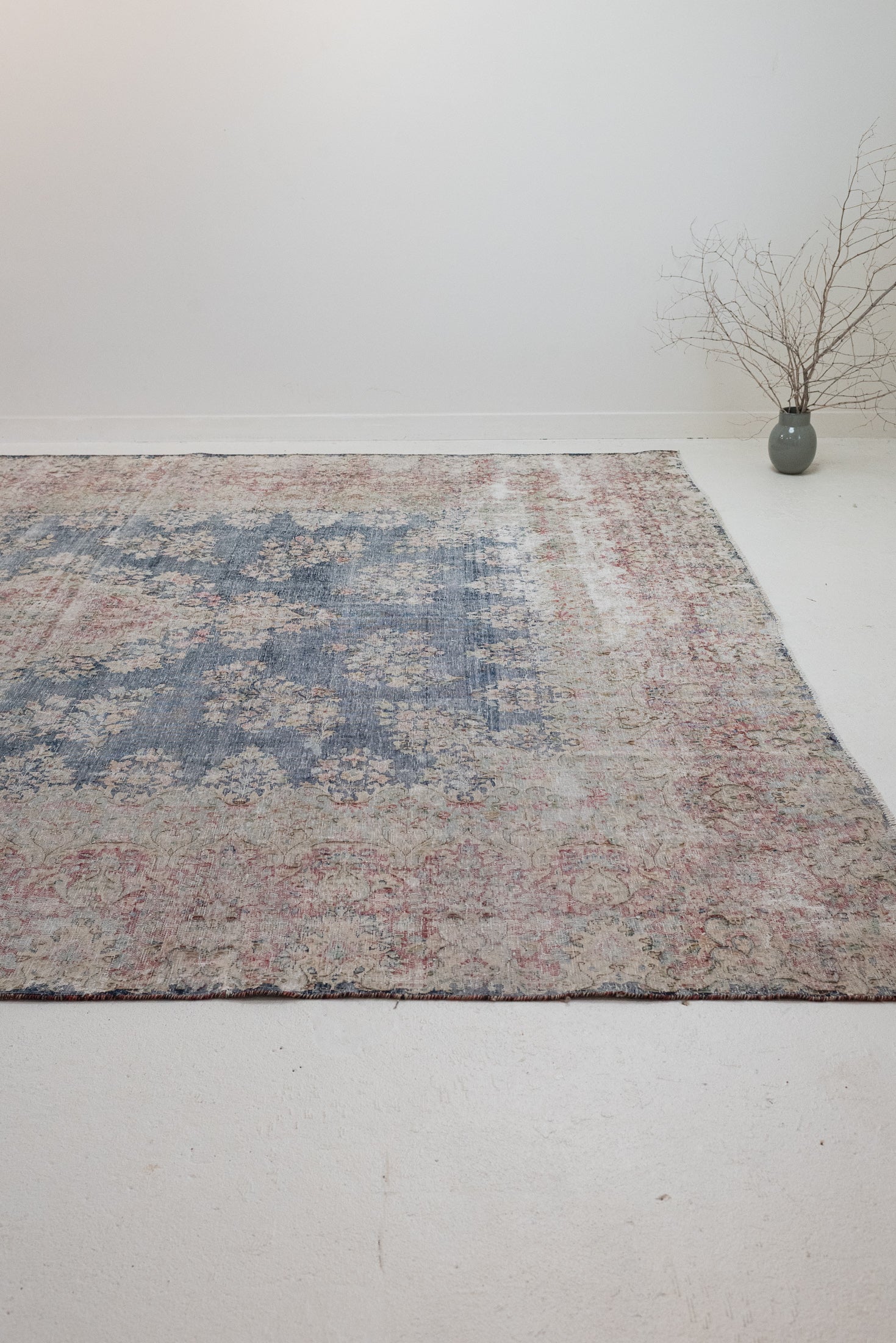 9&#39;8 x 12&#39;5 | Extra Large Distressed Vintage Rug | L-3179