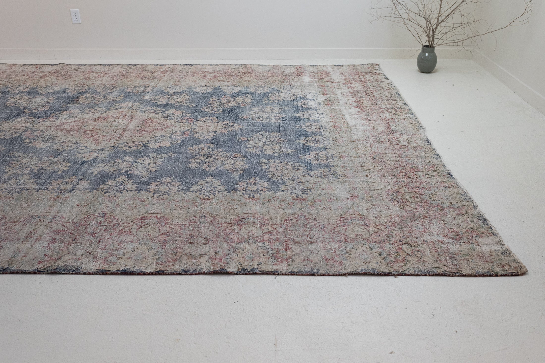 9&#39;8 x 12&#39;5 | Extra Large Distressed Vintage Rug | L-3179