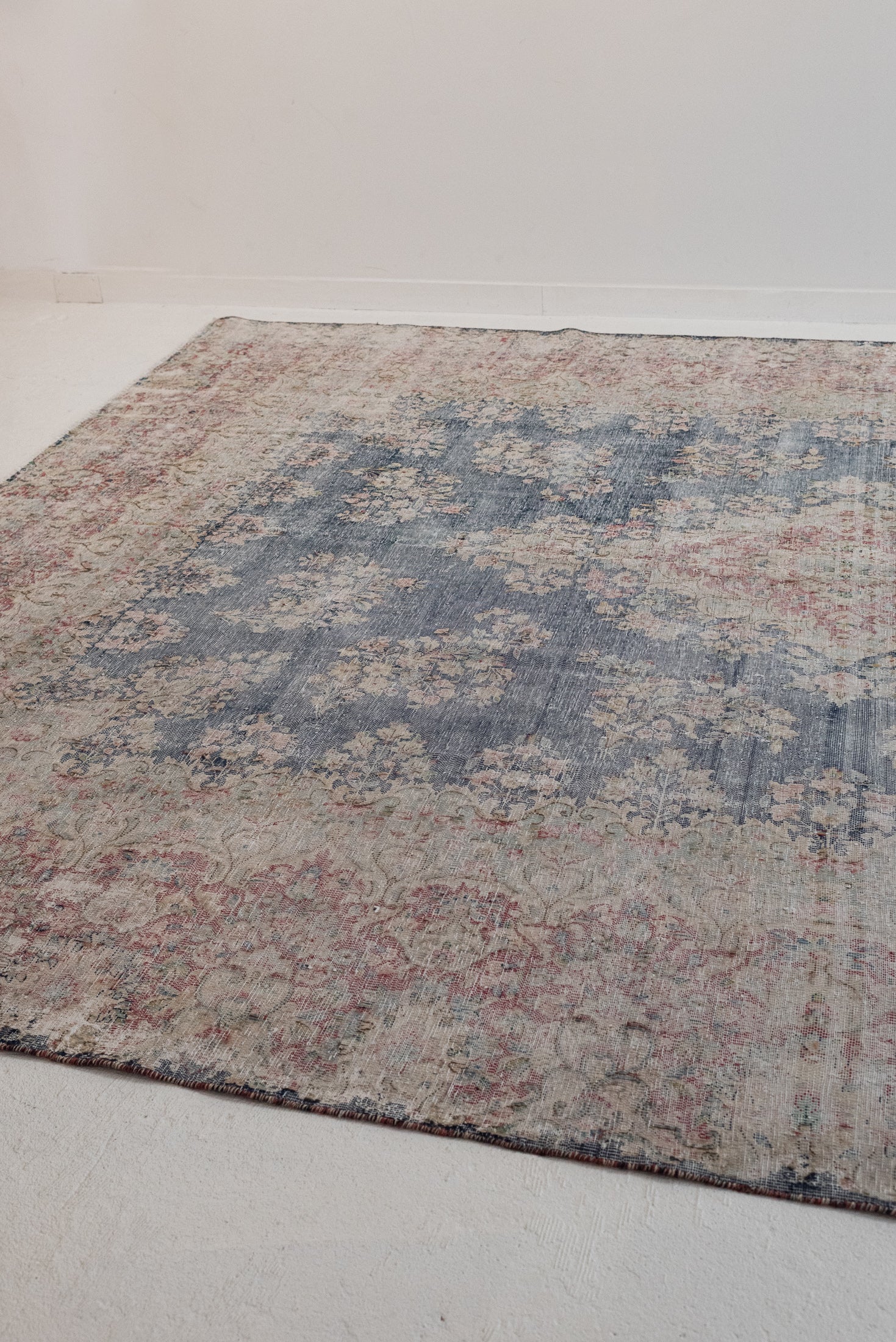 9&#39;8 x 12&#39;5 | Extra Large Distressed Vintage Rug | L-3179