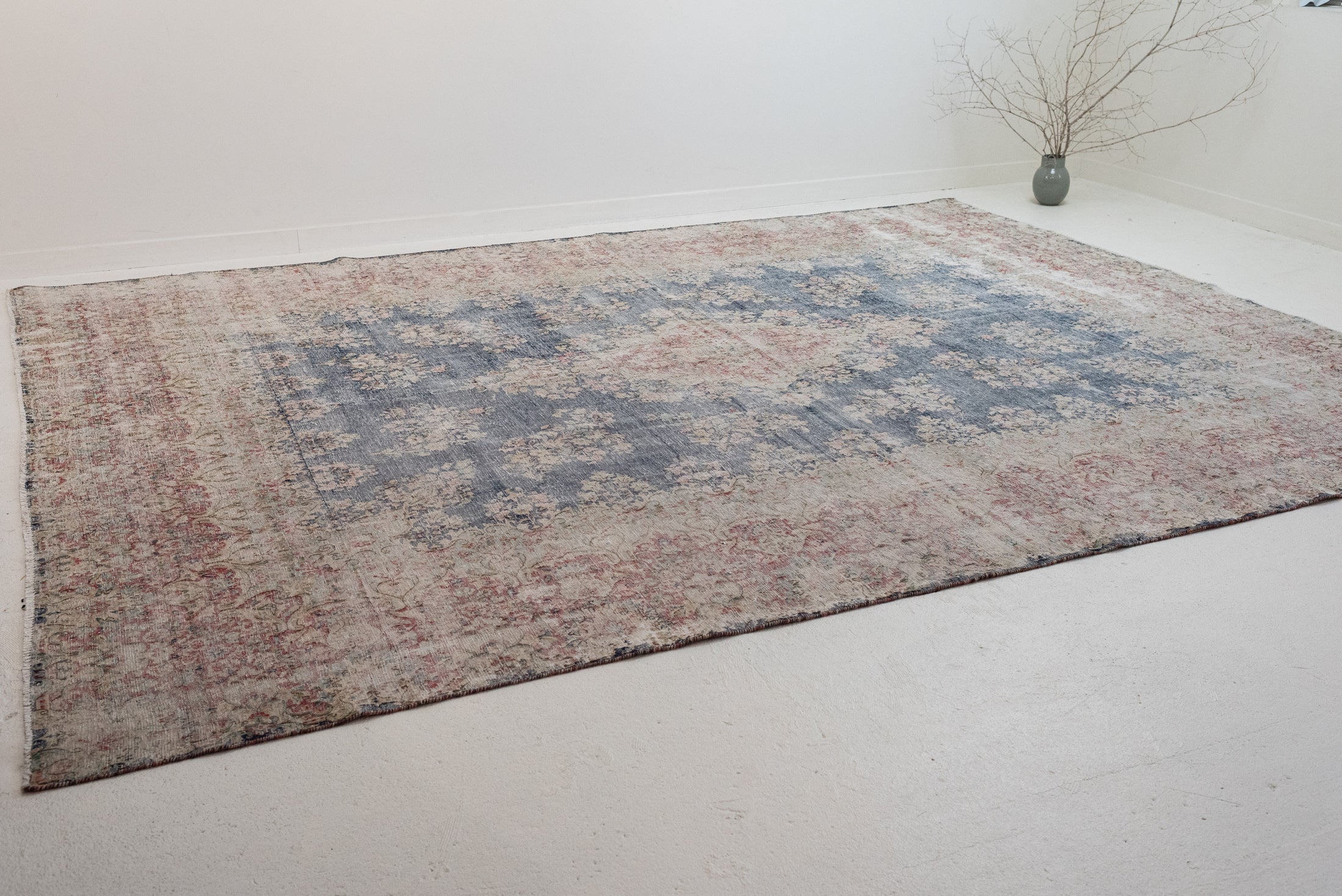 9&#39;8 x 12&#39;5 | Extra Large Distressed Vintage Rug | L-3179