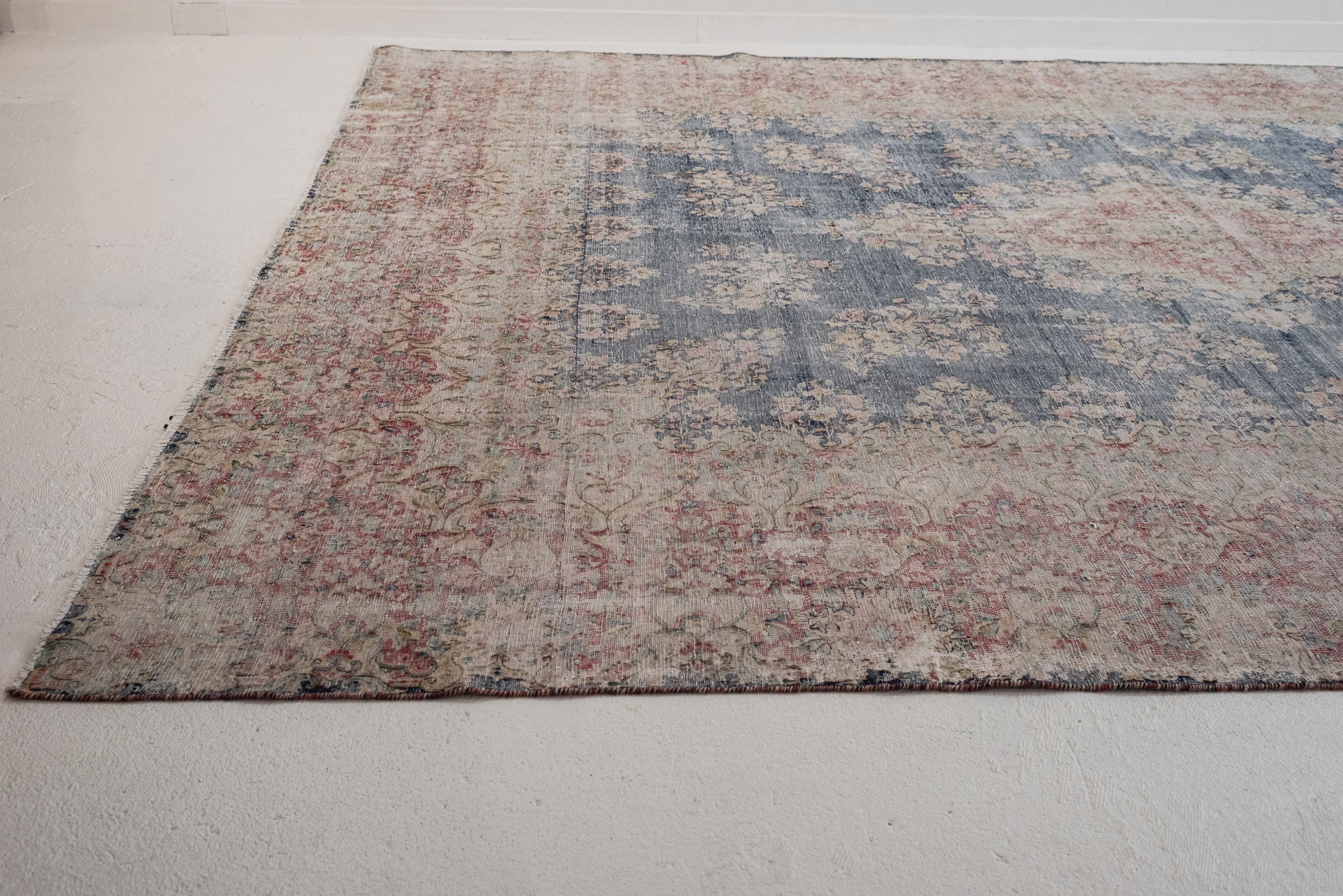 9&#39;8 x 12&#39;5 | Extra Large Distressed Vintage Rug | L-3179