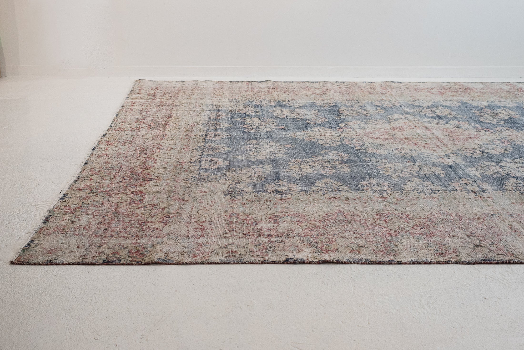 9&#39;8 x 12&#39;5 | Extra Large Distressed Vintage Rug | L-3179