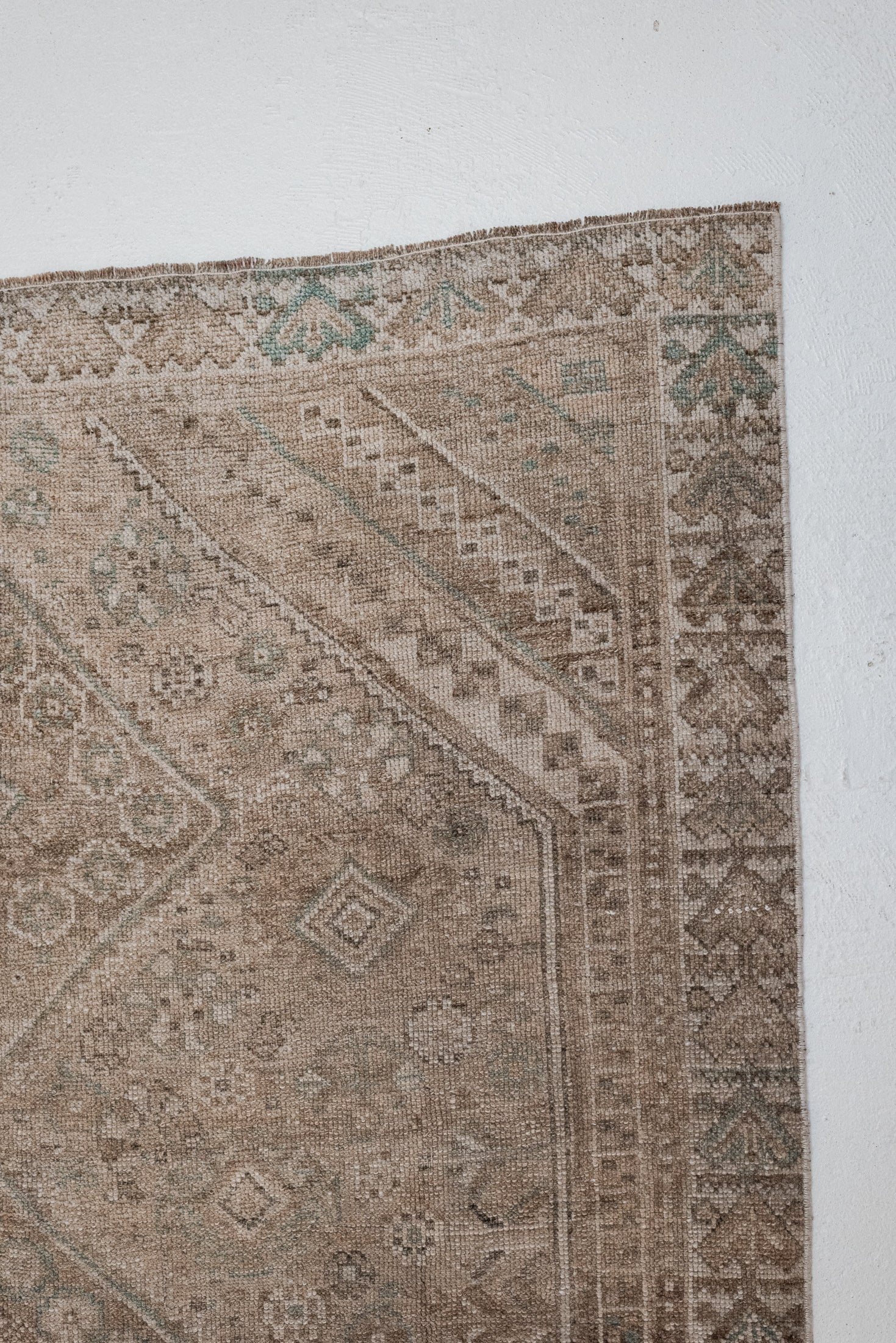 4&#39;7 x 6&#39;6 | Neutral Vintage Shiraz Rug | Designers CE-W-1938