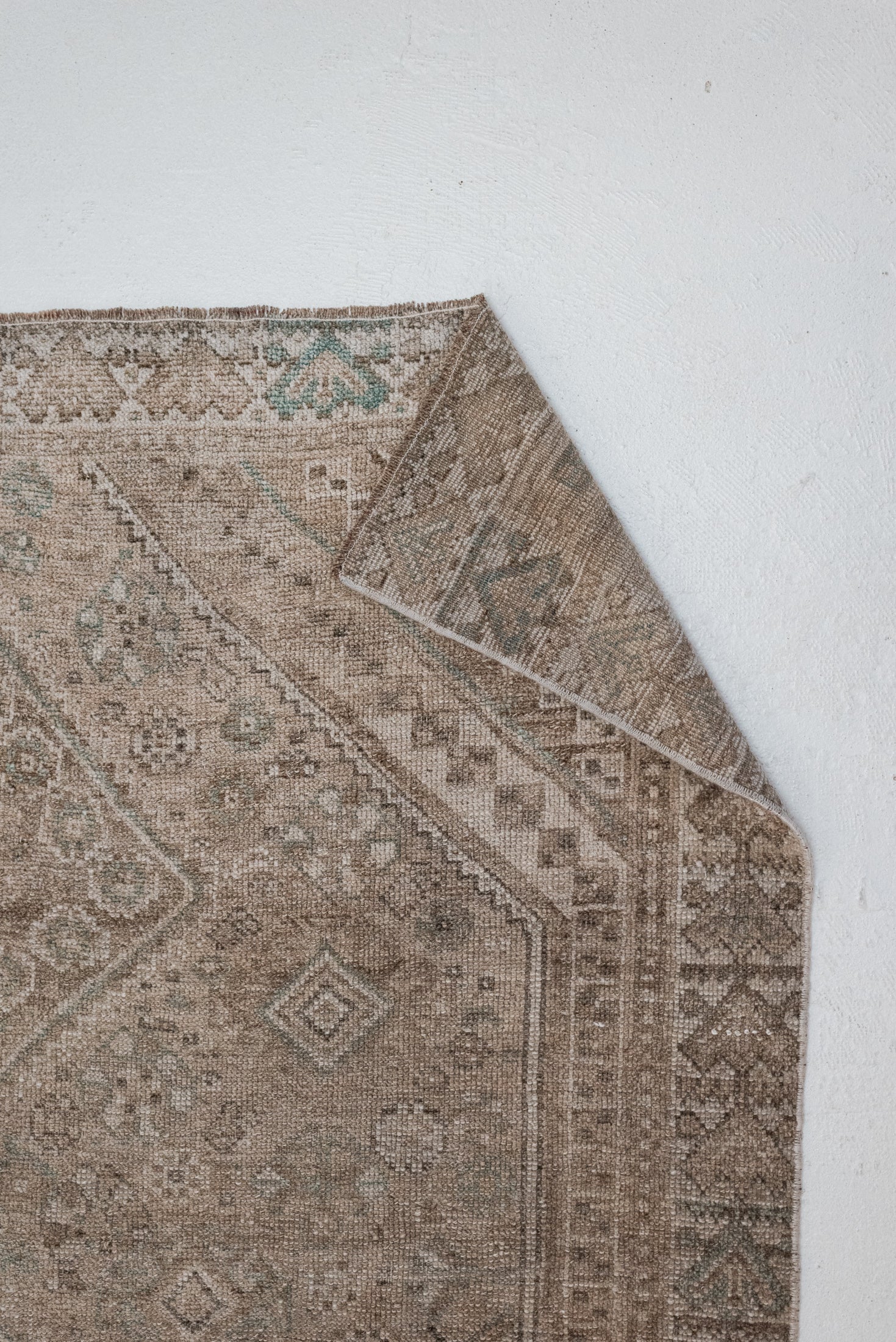4&#39;7 x 6&#39;6 | Neutral Vintage Shiraz Rug | Designers CE-W-1938