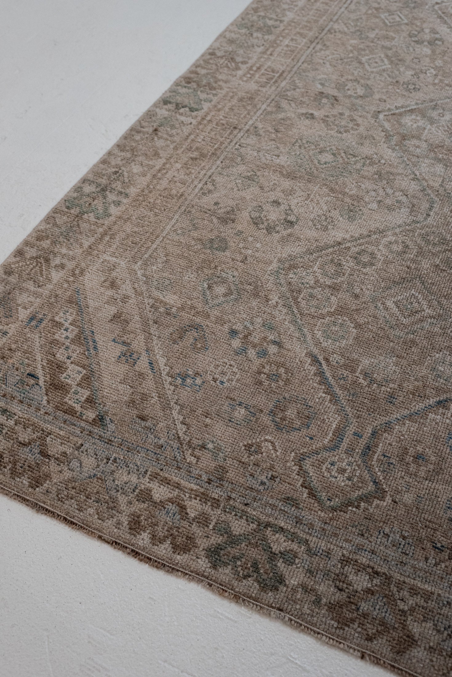 4&#39;7 x 6&#39;6 | Neutral Vintage Shiraz Rug | Designers CE-W-1938