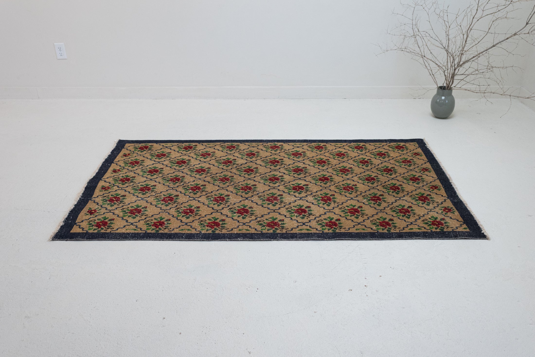 3&#39;8 x 6&#39;3 | Medium Vintage Floral Rug | N-3162