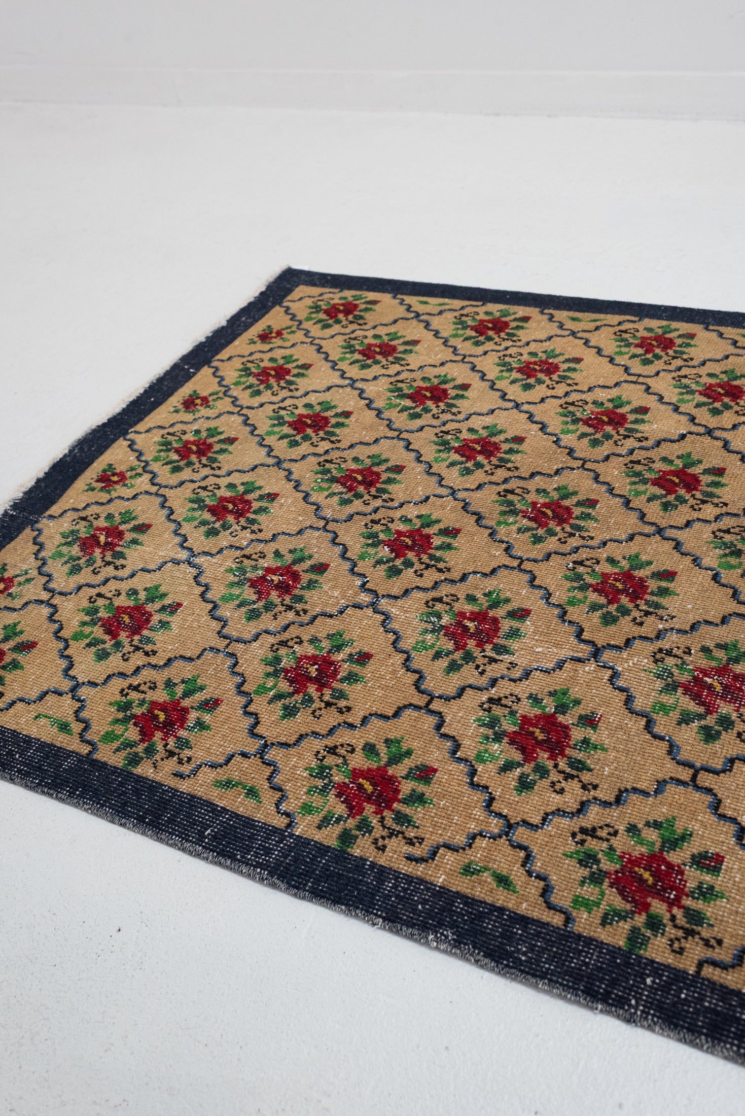 3&#39;8 x 6&#39;3 | Medium Vintage Floral Rug | N-3162