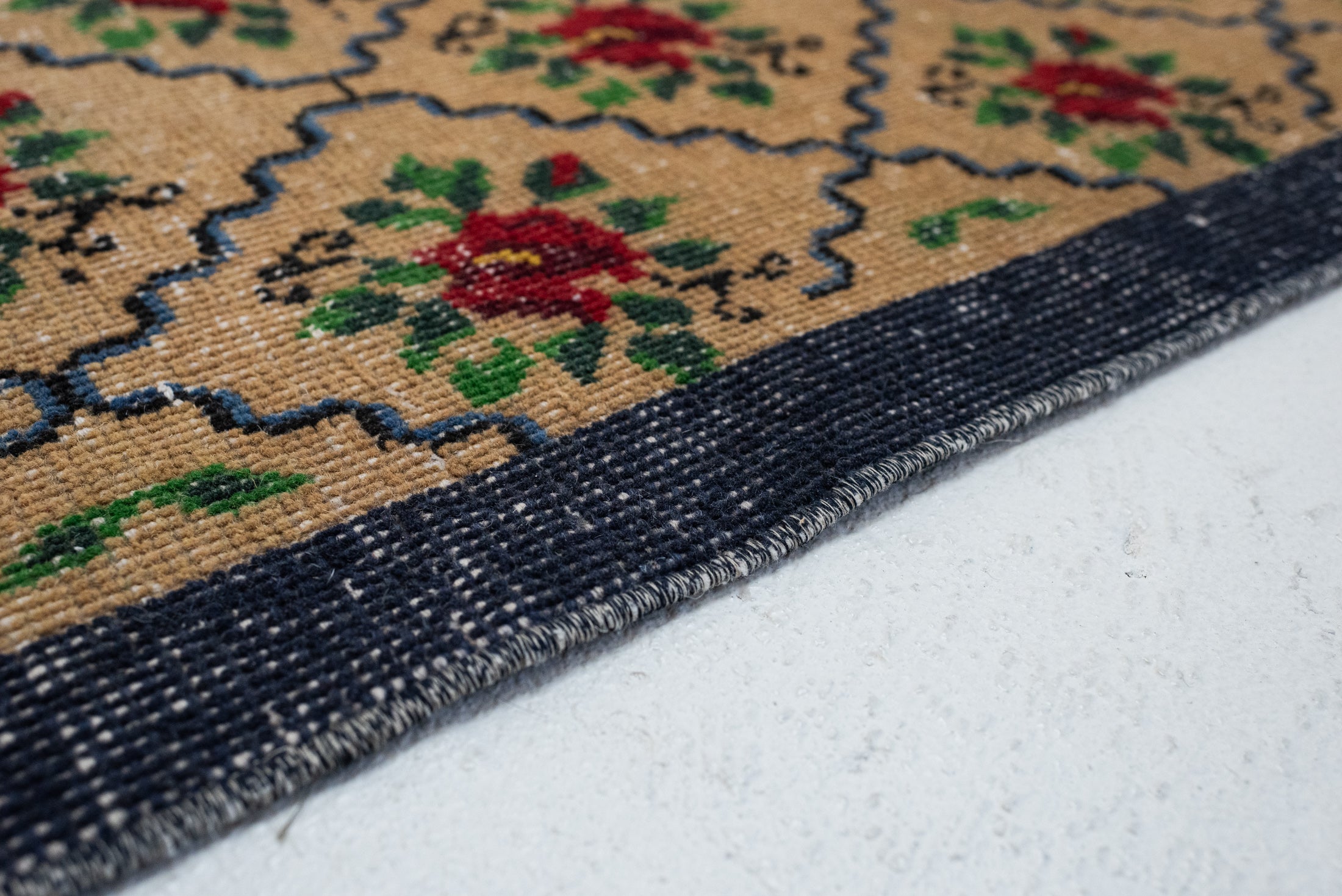 3&#39;8 x 6&#39;3 | Medium Vintage Floral Rug | N-3162