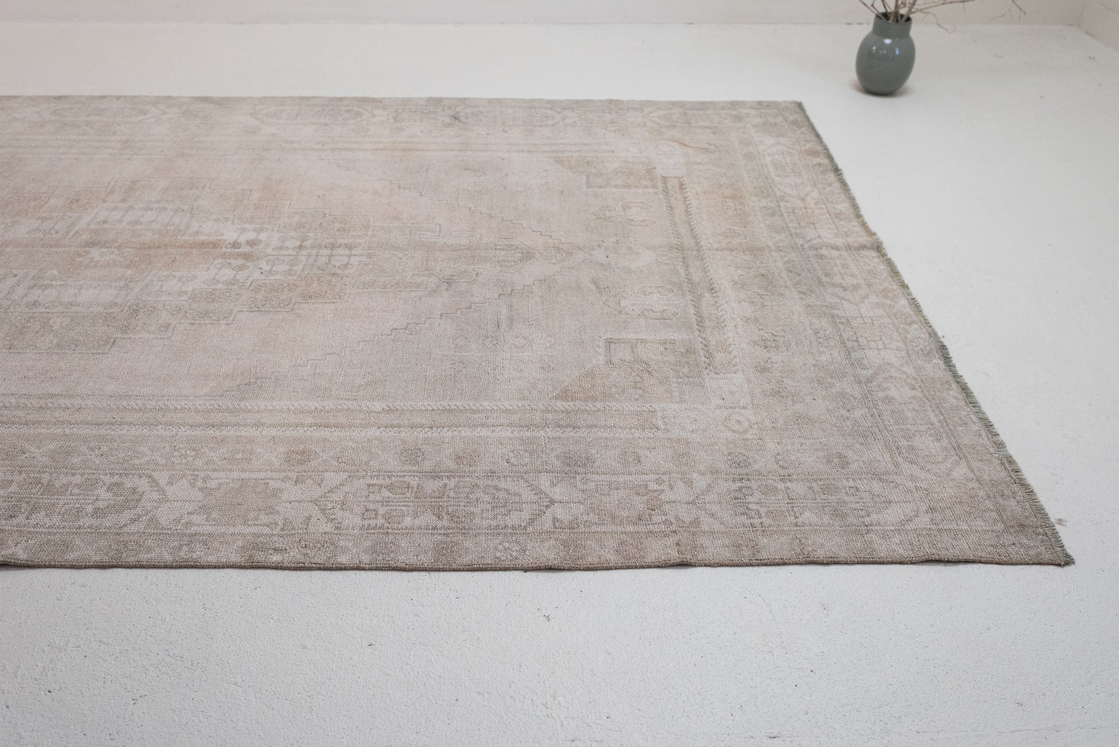 5&#39;11 x 10&#39;7 | Large Light Vintage Rug | C-3157