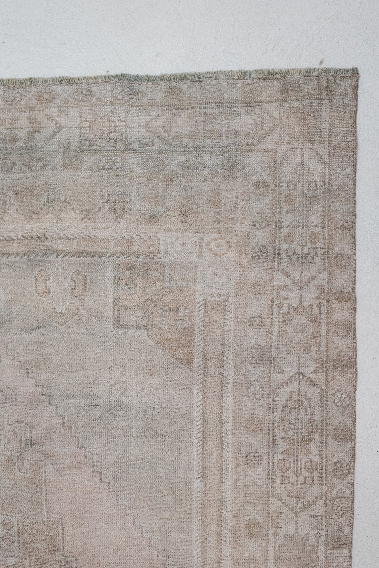 5&#39;11 x 10&#39;7 | Large Light Vintage Rug | C-3157