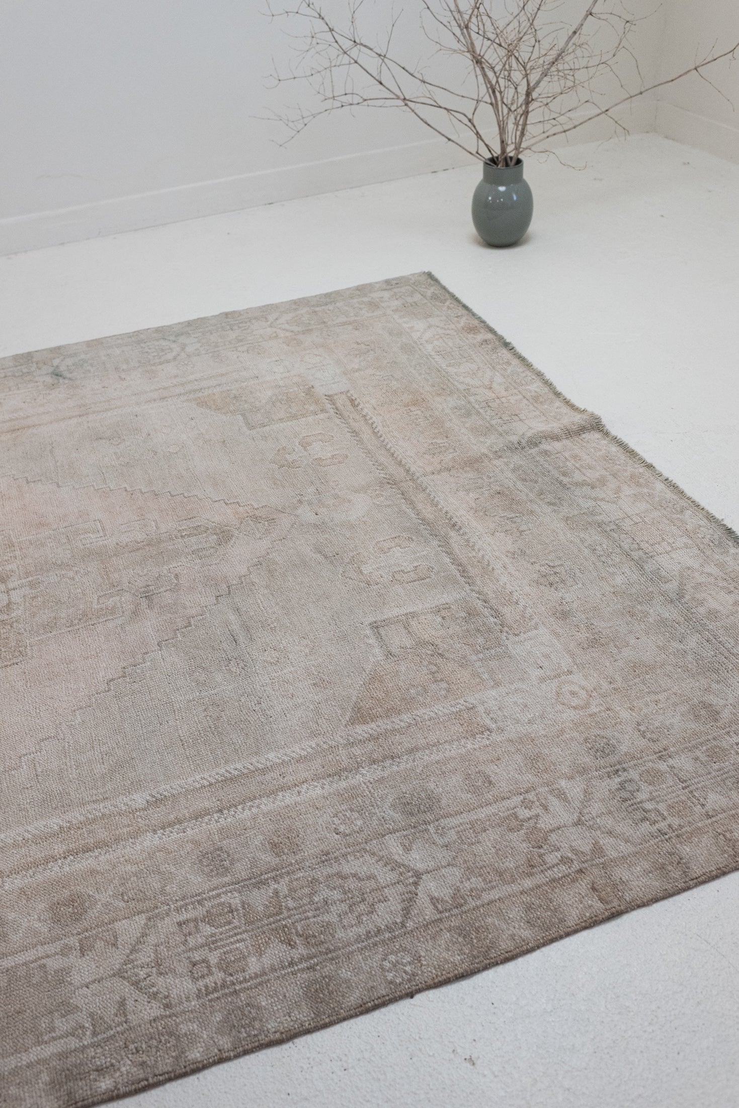 5&#39;11 x 10&#39;7 | Large Light Vintage Rug | C-3157