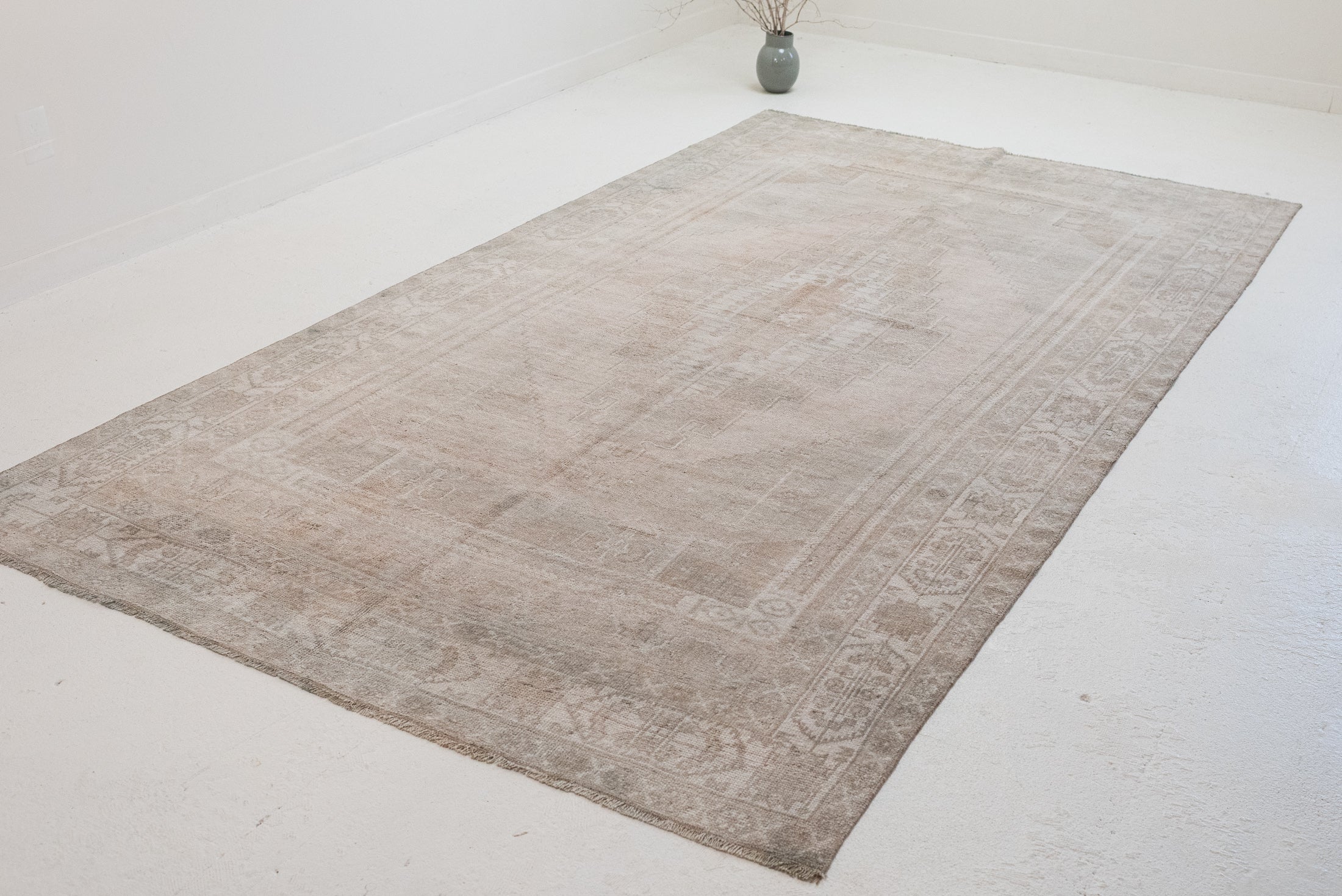5&#39;11 x 10&#39;7 | Large Light Vintage Rug | C-3157