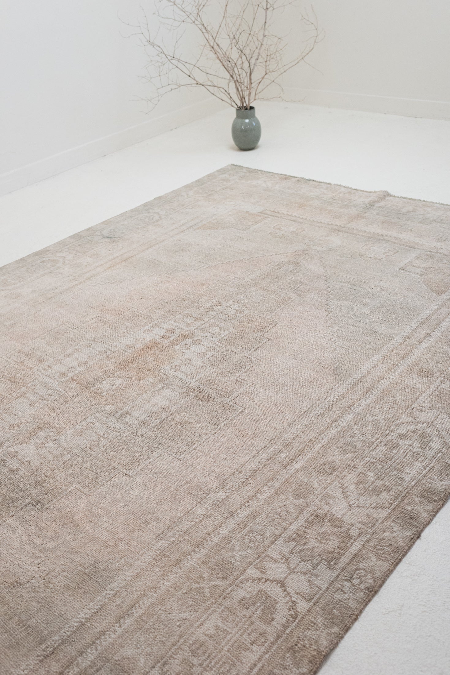 5&#39;11 x 10&#39;7 | Large Light Vintage Rug | C-3157