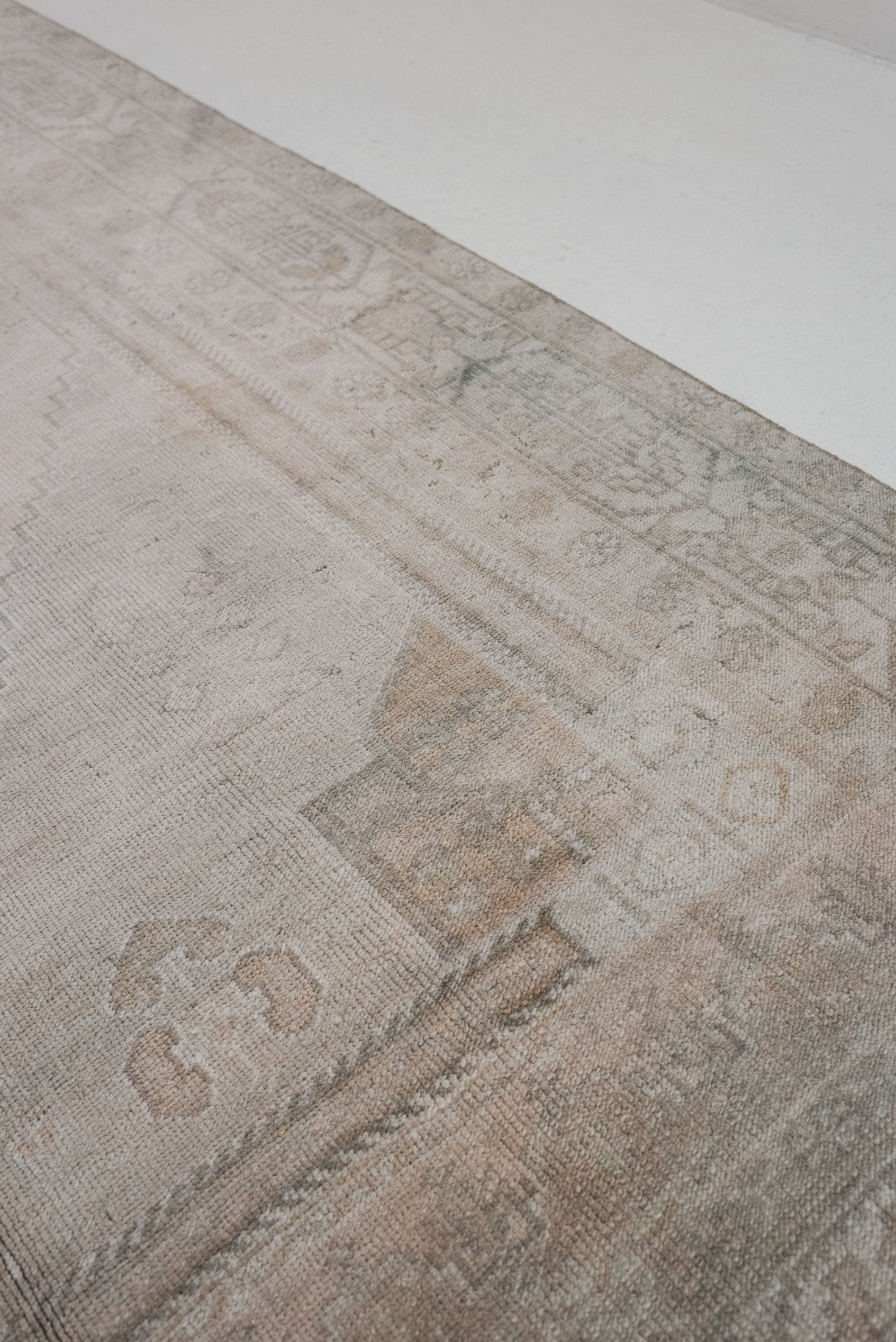 5&#39;11 x 10&#39;7 | Large Light Vintage Rug | C-3157