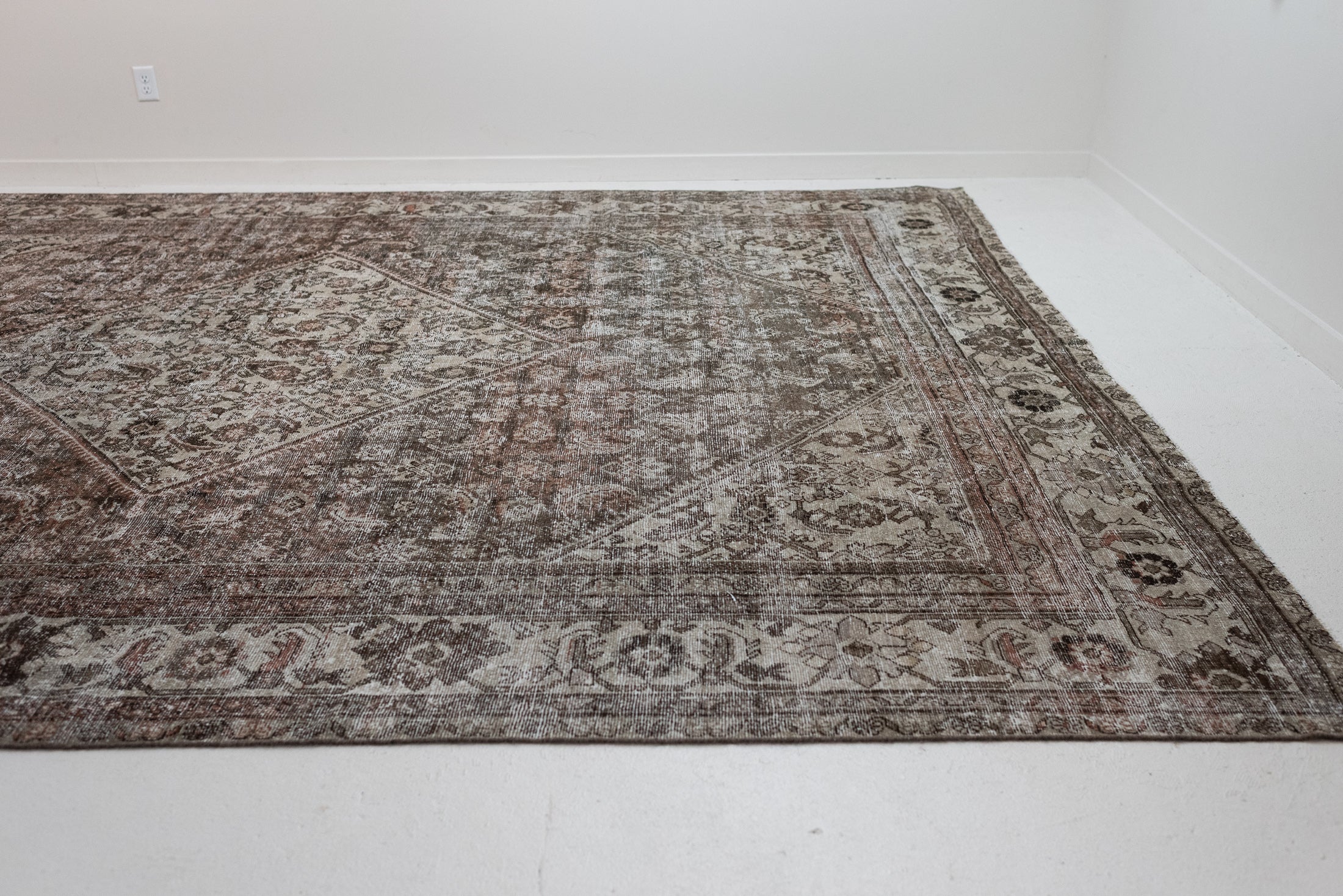 10&#39;5 x 13&#39;3 | Extra Large Vintage Mahal | L-3216