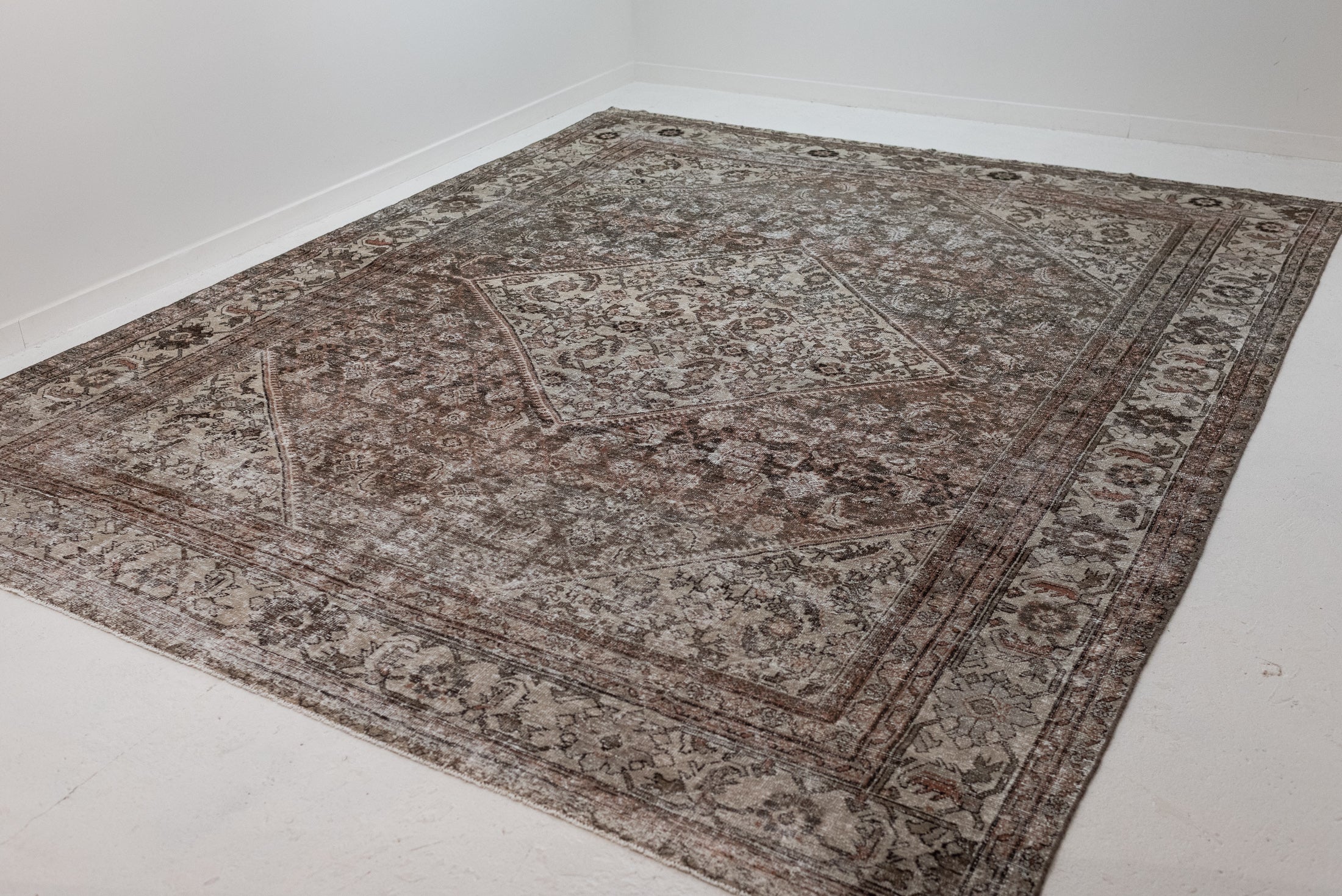 10&#39;5 x 13&#39;3 | Extra Large Vintage Mahal | L-3216