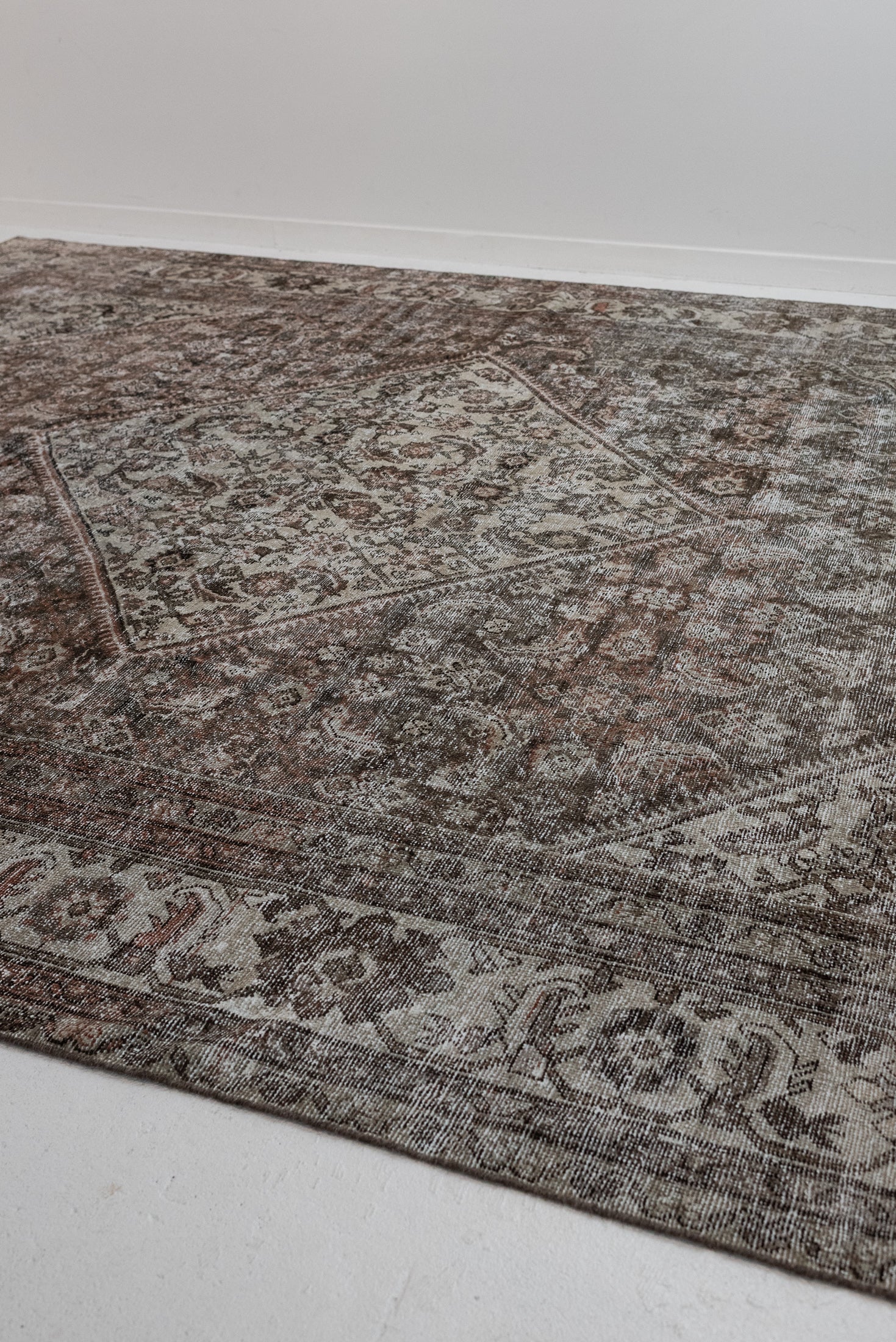 10&#39;5 x 13&#39;3 | Extra Large Vintage Mahal | L-3216