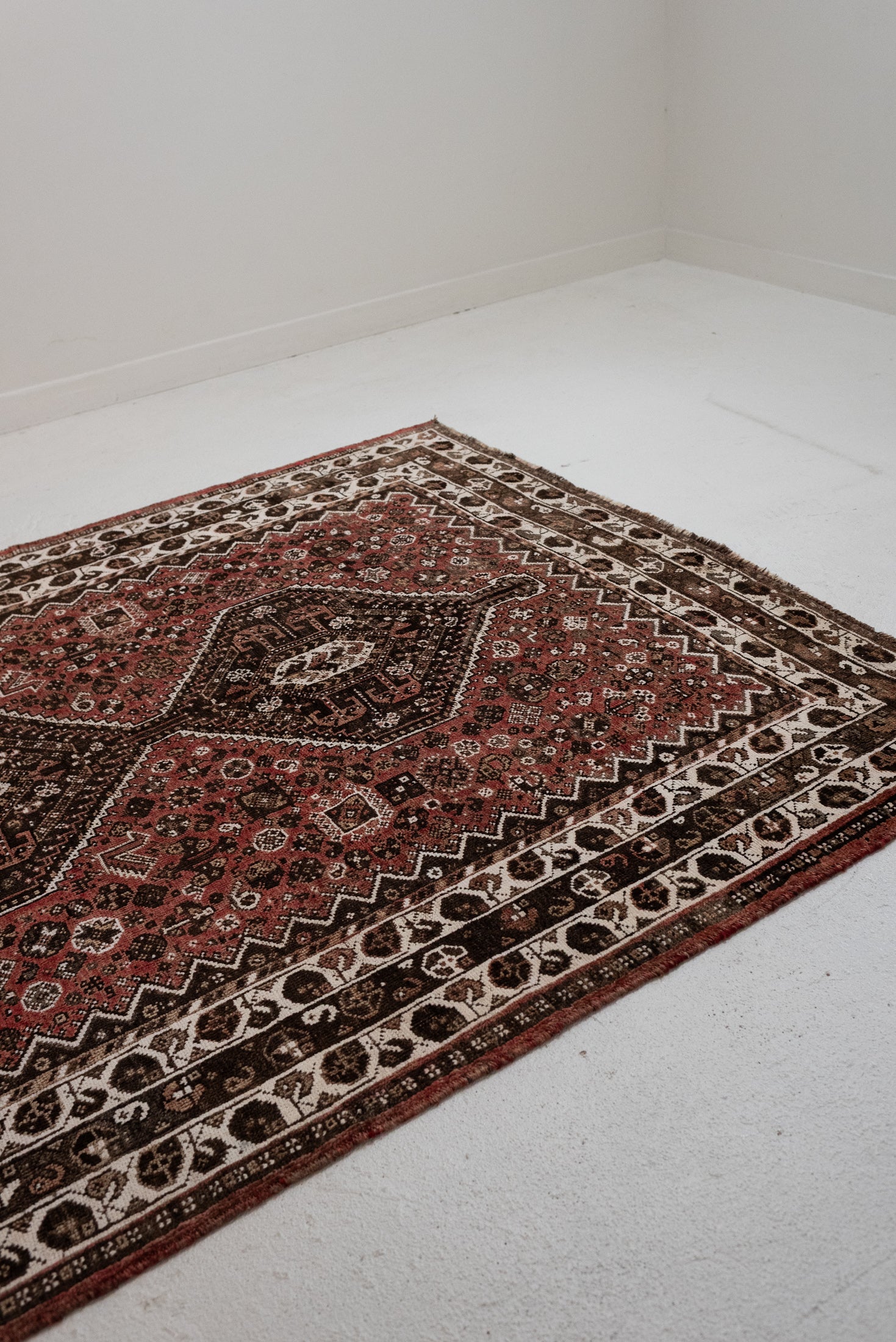 5&#39;7 x 6&#39;8 | Beautiful Vintage Shiraz | W-3191