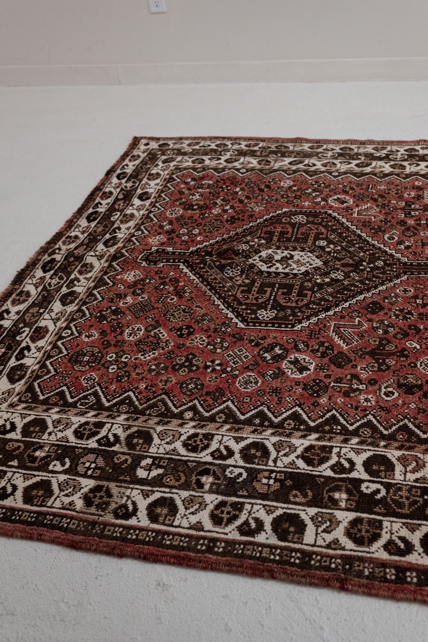 5&#39;7 x 6&#39;8 | Beautiful Vintage Shiraz | W-3191