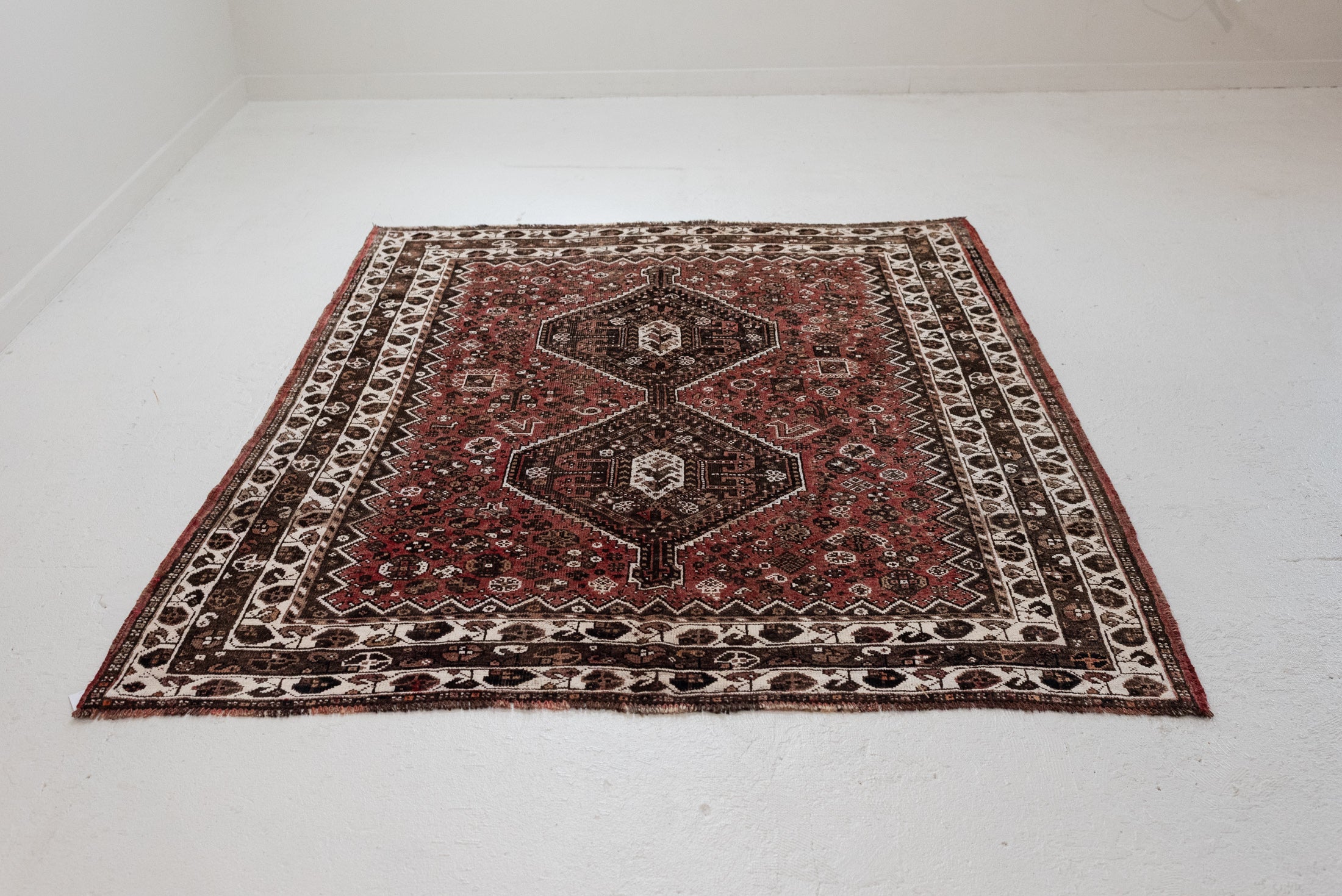 5&#39;7 x 6&#39;8 | Beautiful Vintage Shiraz | W-3191