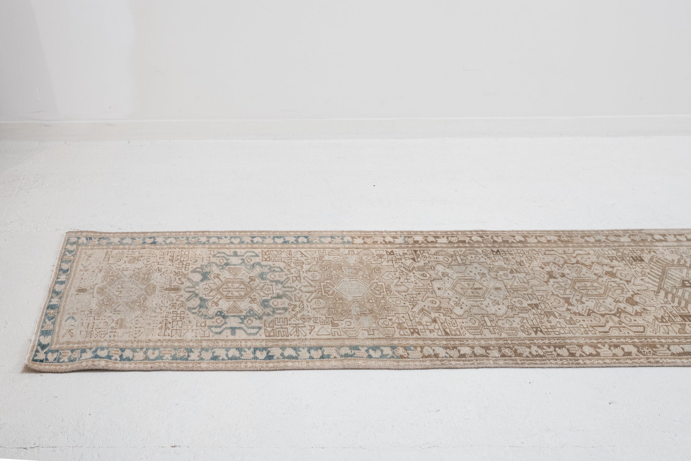 2'4 x 15'6 | Skinny Neutral Runner | CE-R-4316