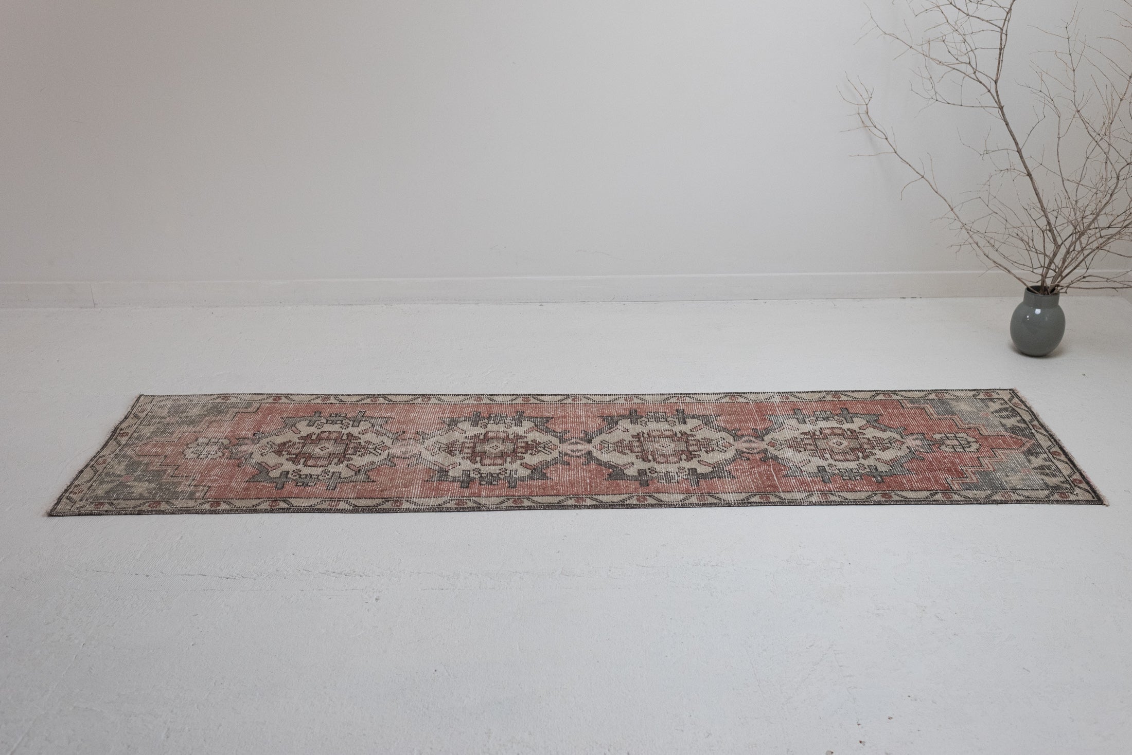 2&#39;3 x 8&#39;4 | Skinny Turkish Runner | R-3319