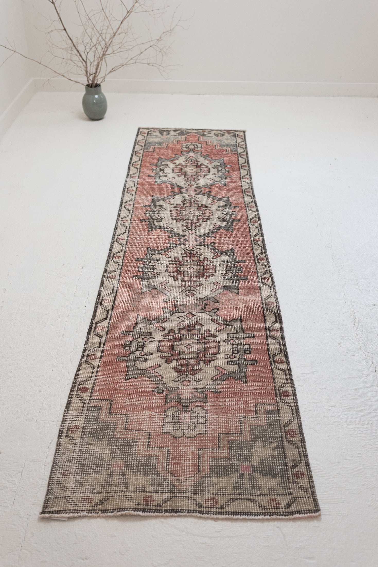 2&#39;3 x 8&#39;4 | Skinny Turkish Runner | R-3319