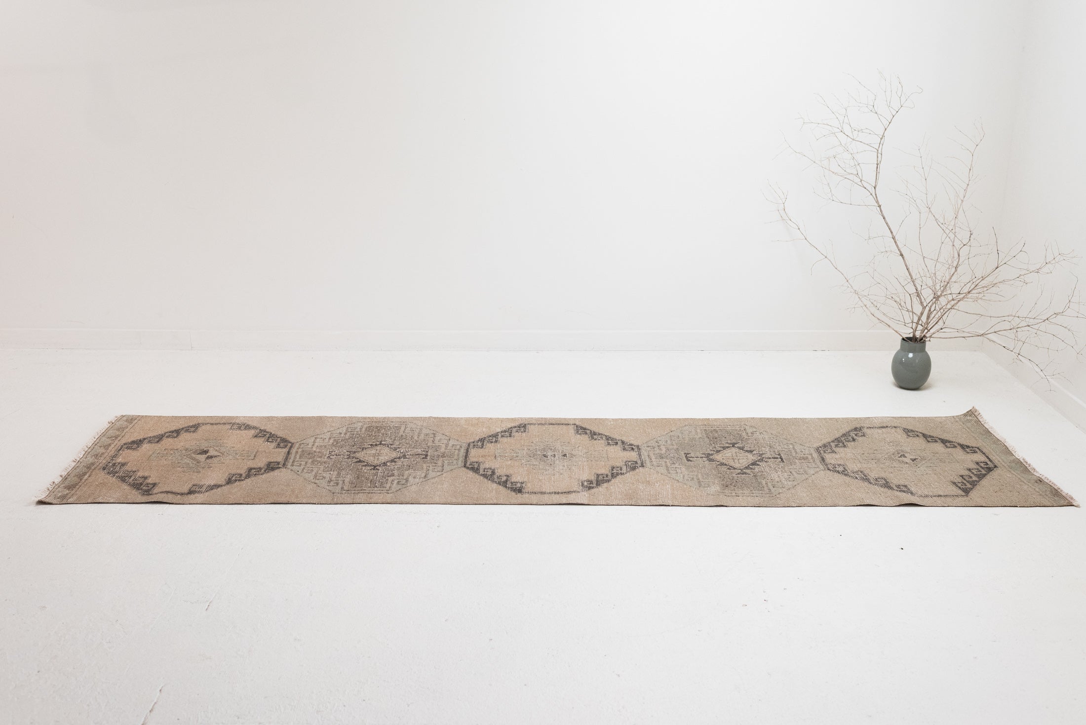 2&#39;7 x 11&#39;0 | Beautiful Vintage Runner | R-3317