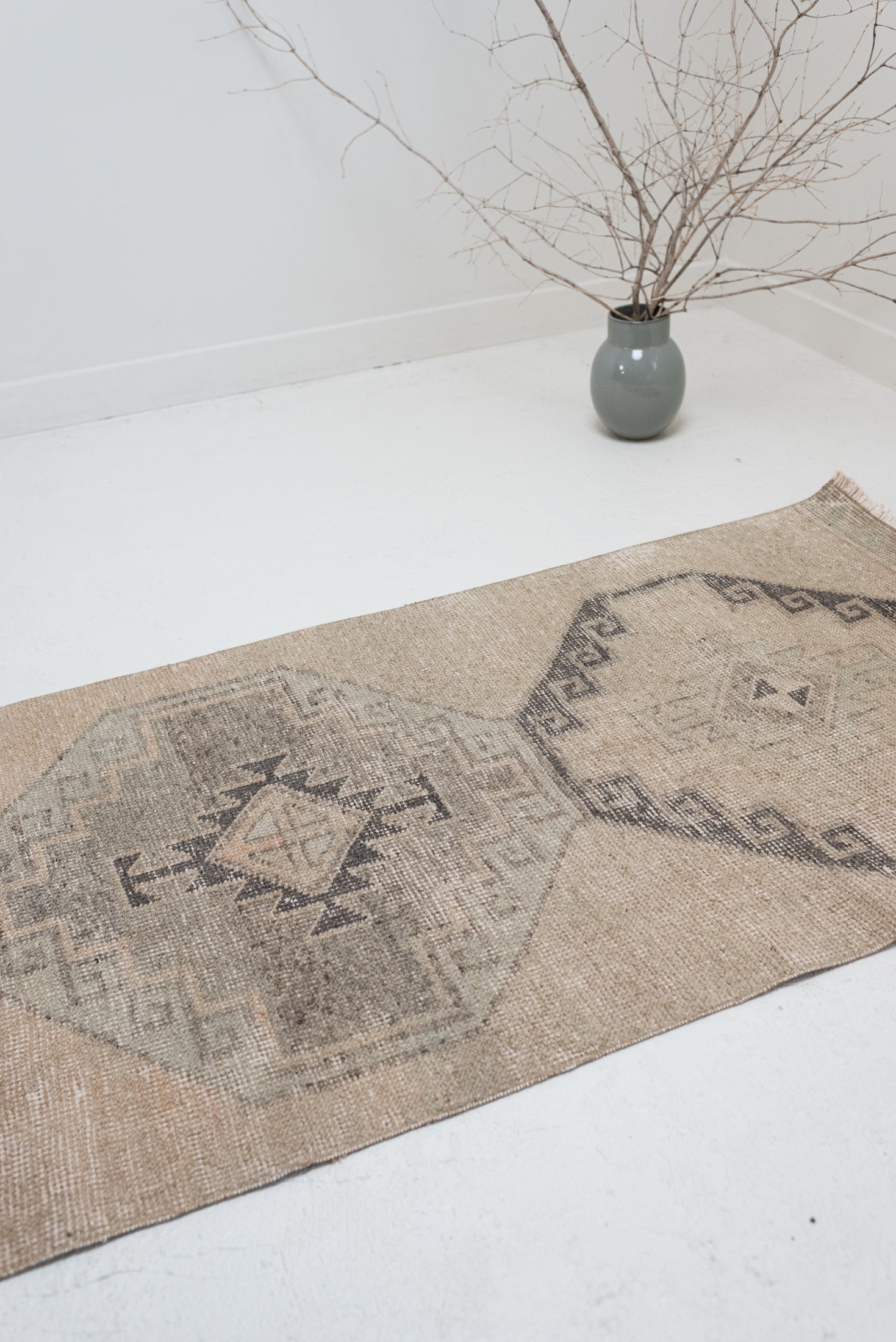 2&#39;7 x 11&#39;0 | Beautiful Vintage Runner | R-3317