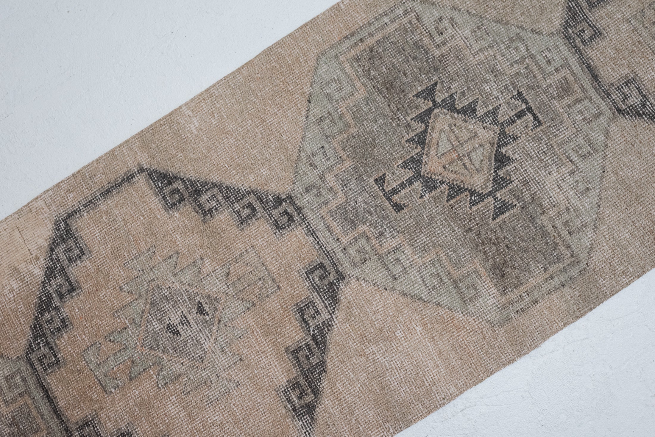 2&#39;7 x 11&#39;0 | Beautiful Vintage Runner | R-3317